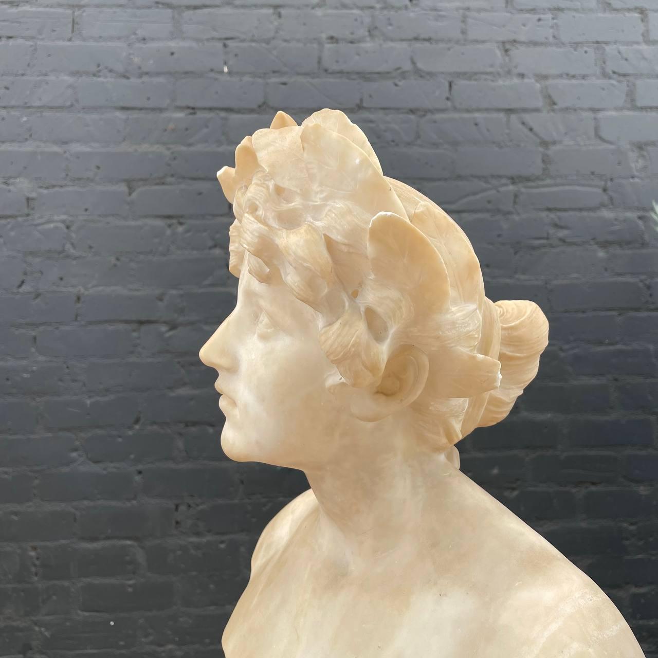 Début du 20ème siècle Sculpture néoclassique en albâtre sculpté signée de Giuseppe Bessi Buste sur pied en vente