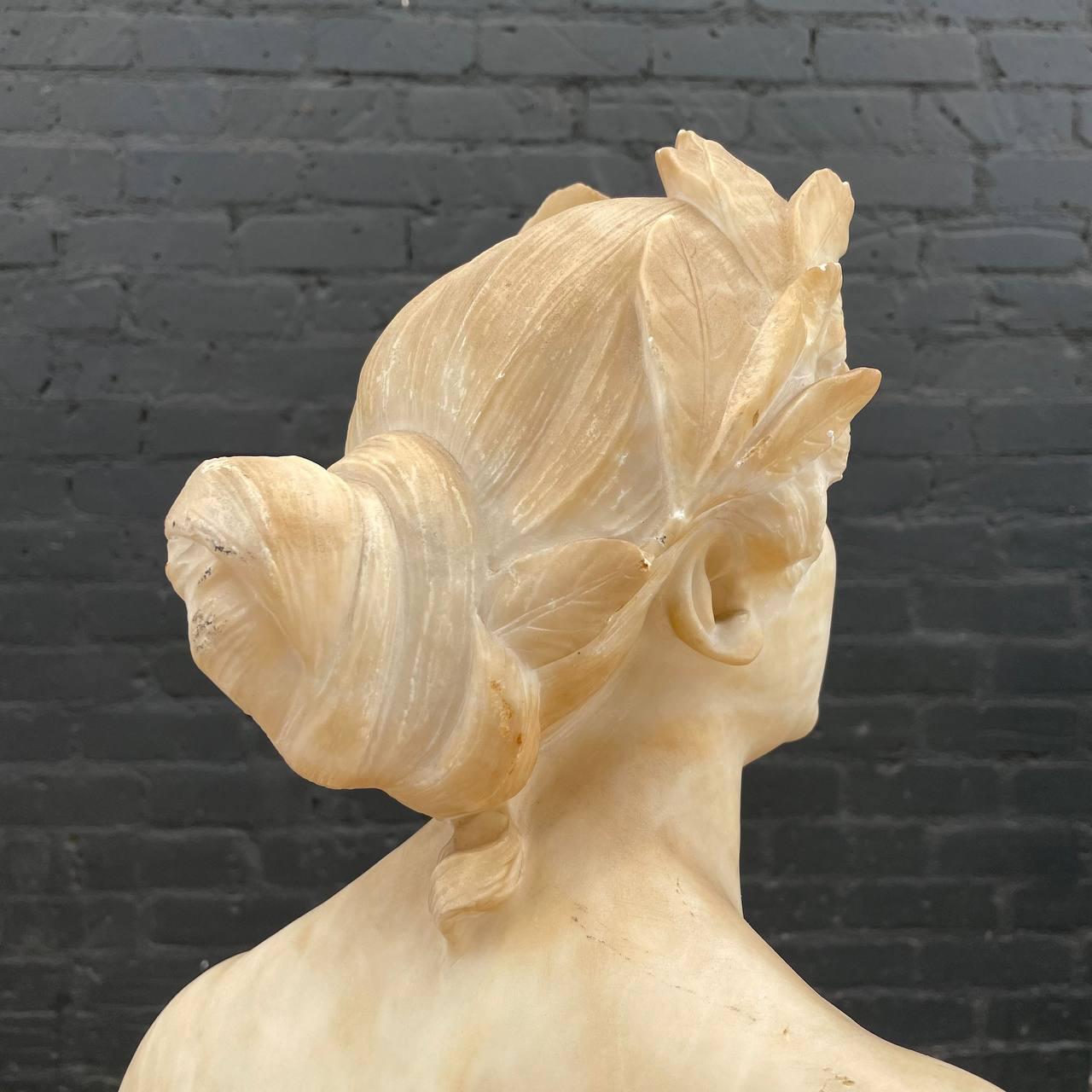Sculpture néoclassique en albâtre sculpté signée de Giuseppe Bessi Buste sur pied en vente 2