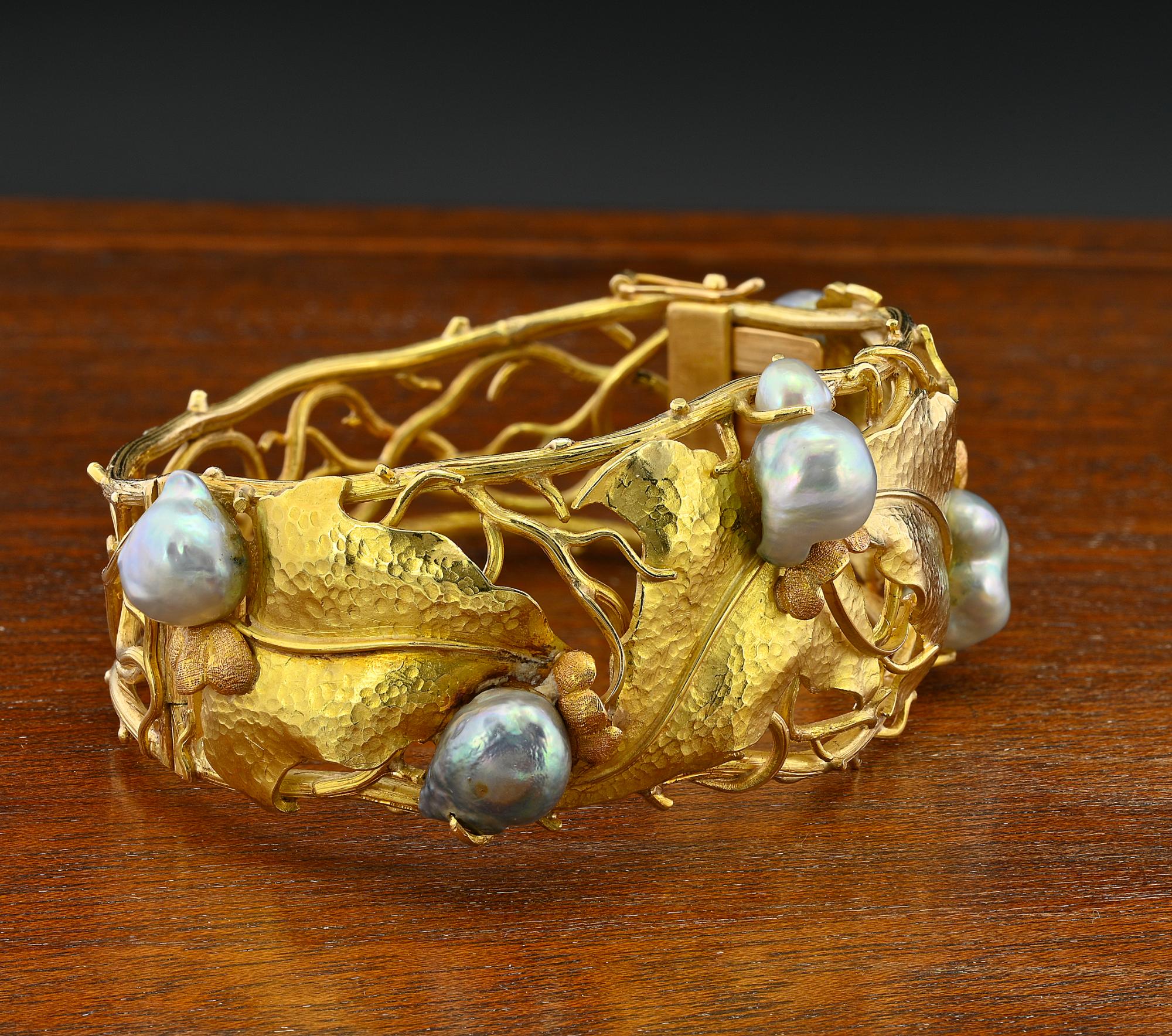  Signed Cecconi Leaf and Pearl 18 KT Mid-century Bangle In Good Condition For Sale In Napoli, IT