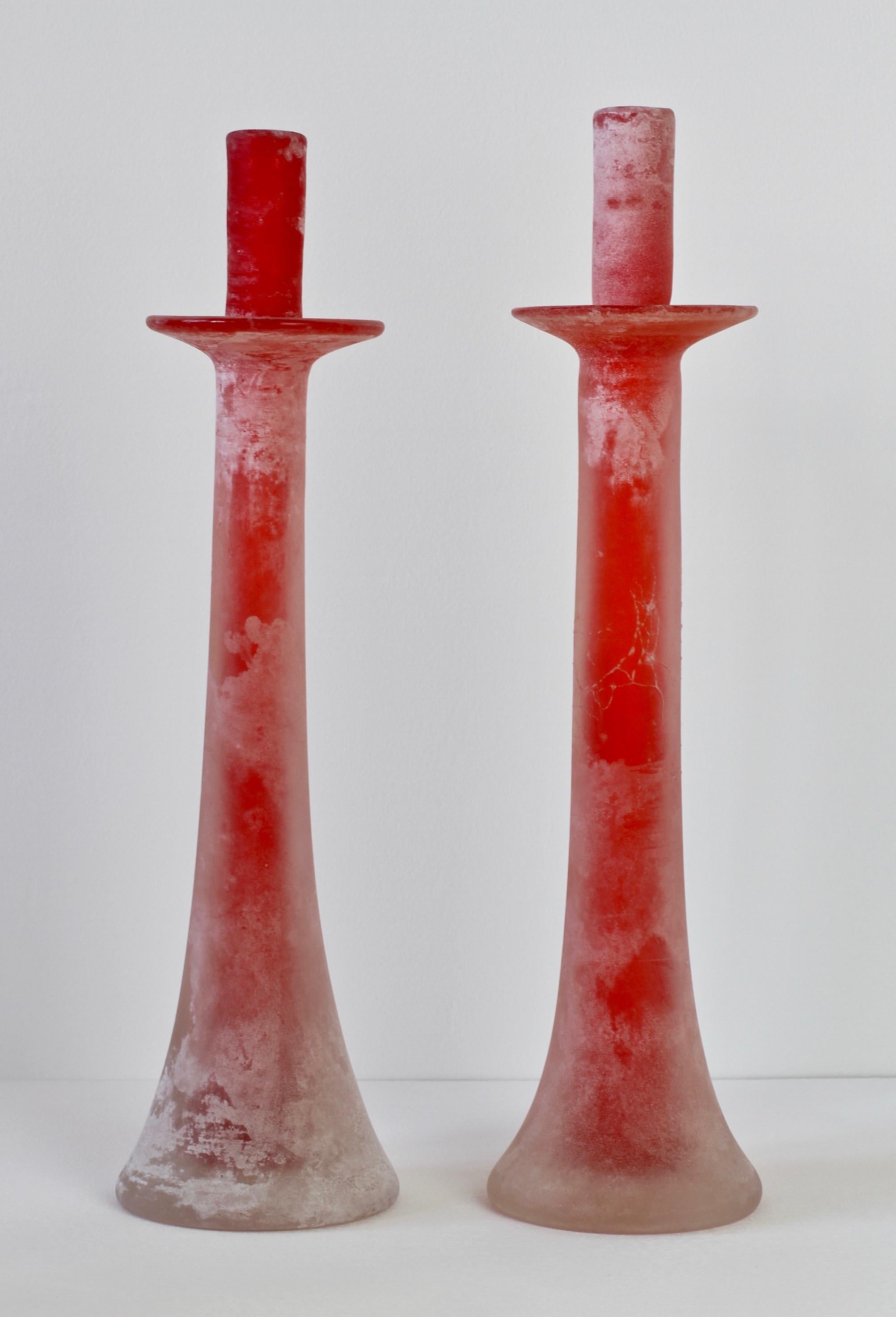 Signed Cenedese Italian Tall Pair of Red Murano Scavo Glass Candlestick Holders In Excellent Condition In Landau an der Isar, Bayern