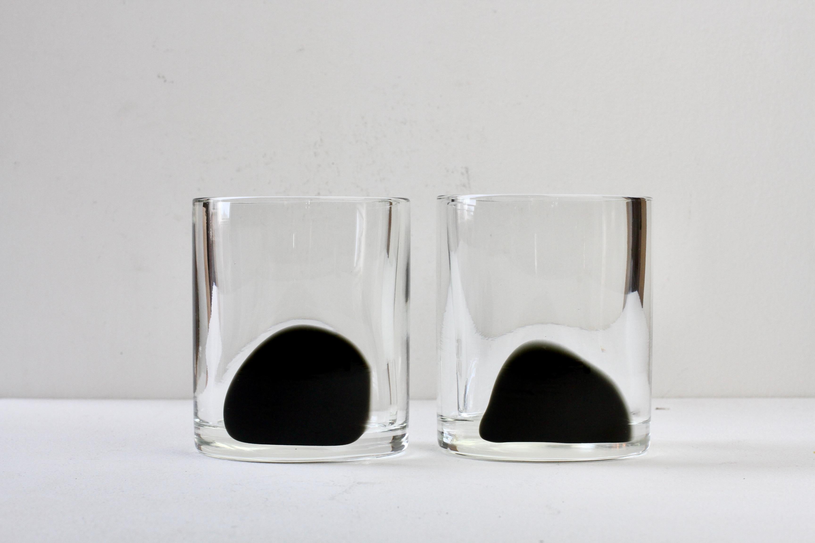 Paire de grands et lourds vases ronds ou circulaires en verre de Murano ou de bougeoirs surdimensionnés, signés Antonio da Ros for Cenedese, datant du milieu du siècle dernier, vers 1965-1975. Cette grande et lourde pièce de verre présente une forme