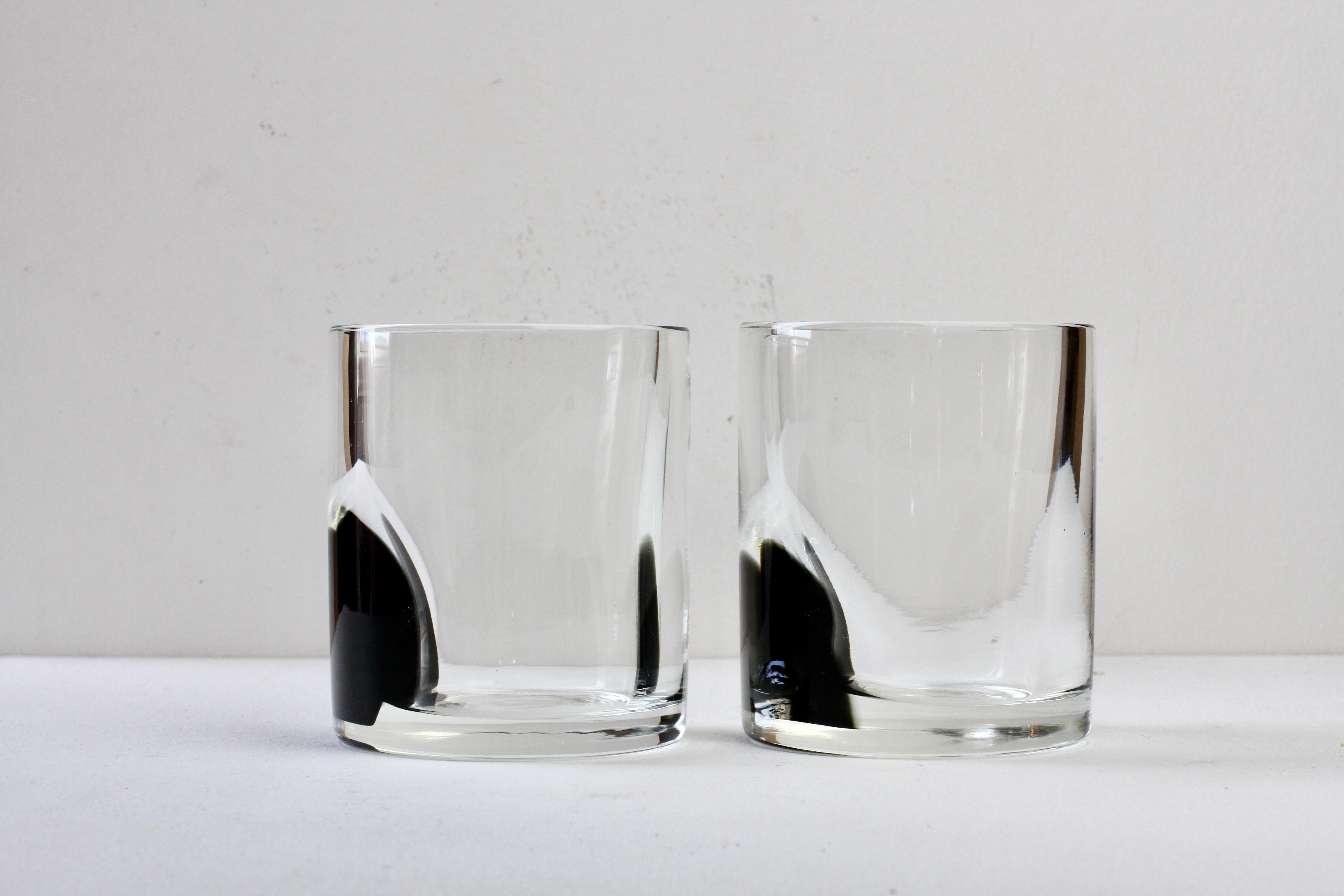 italien Paire de vases en verre de Murano noir et transparent signés Cenedese, datant du milieu du siècle dernier. en vente