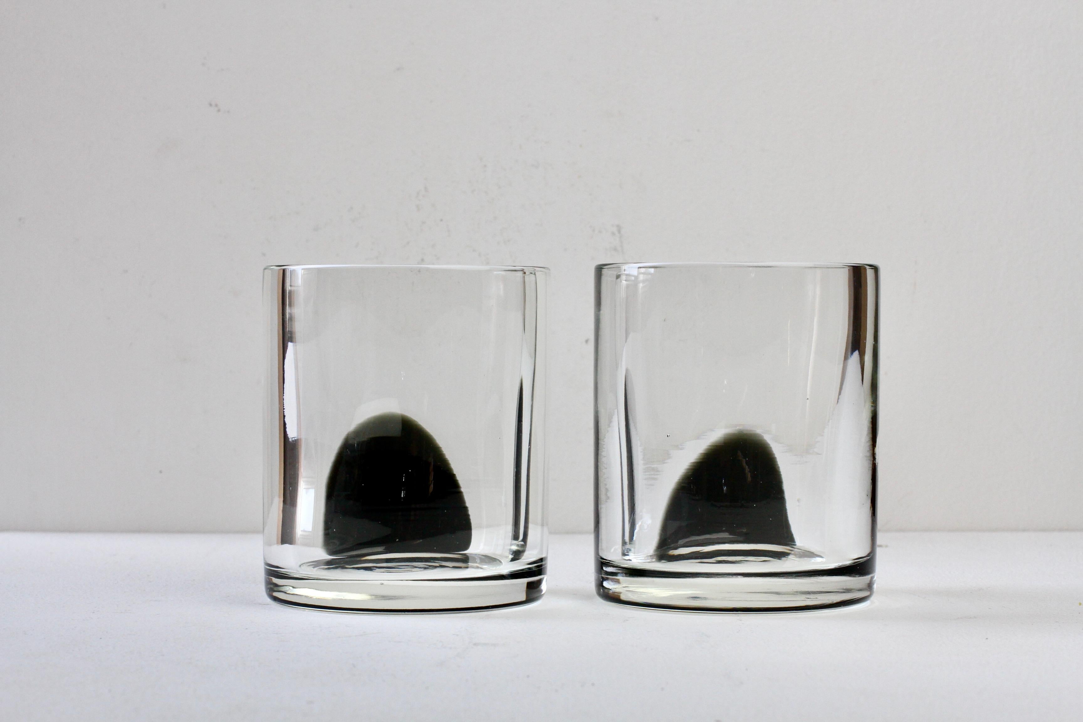 20ième siècle Paire de vases en verre de Murano noir et transparent signés Cenedese, datant du milieu du siècle dernier. en vente