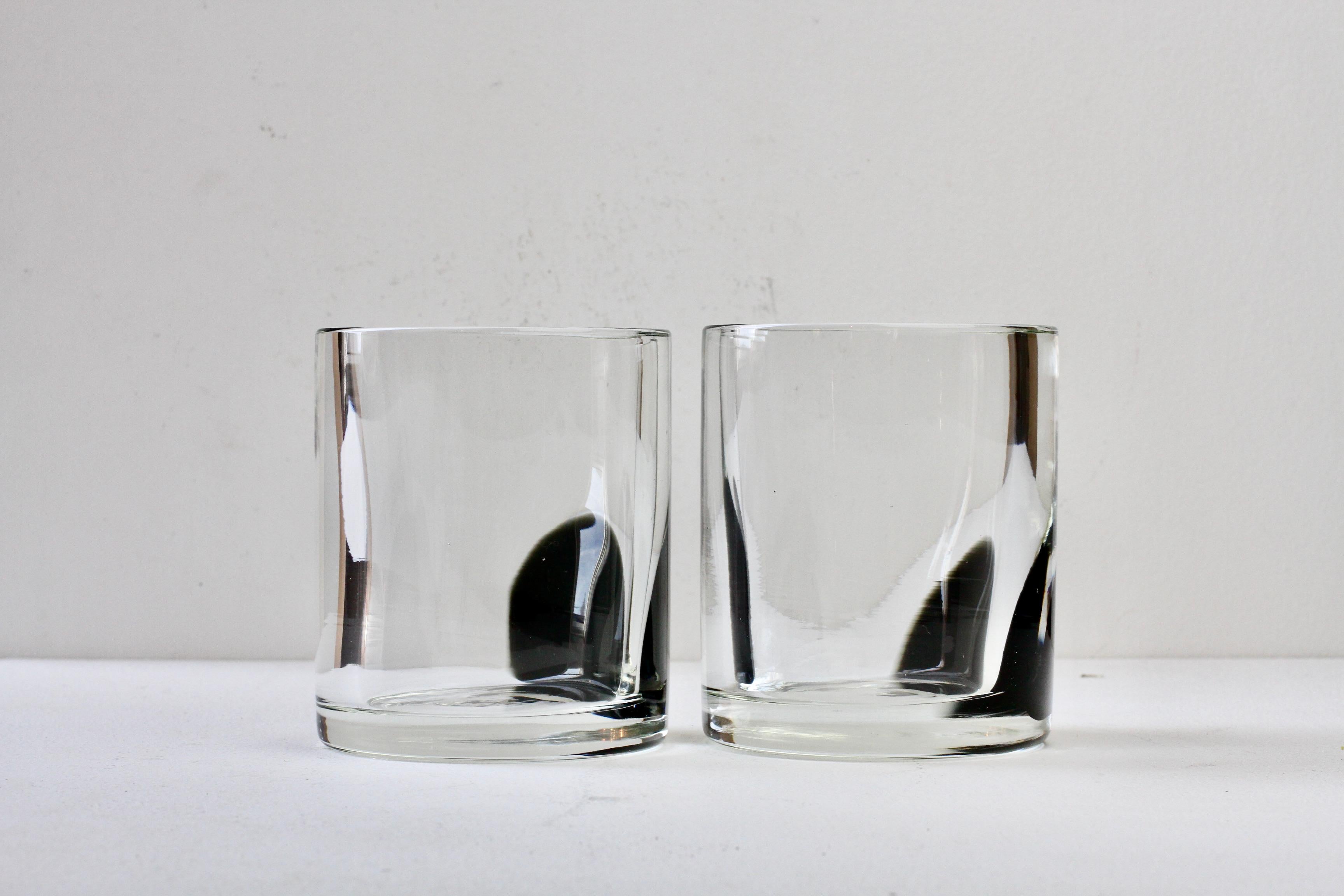 Verre brun Paire de vases en verre de Murano noir et transparent signés Cenedese, datant du milieu du siècle dernier. en vente