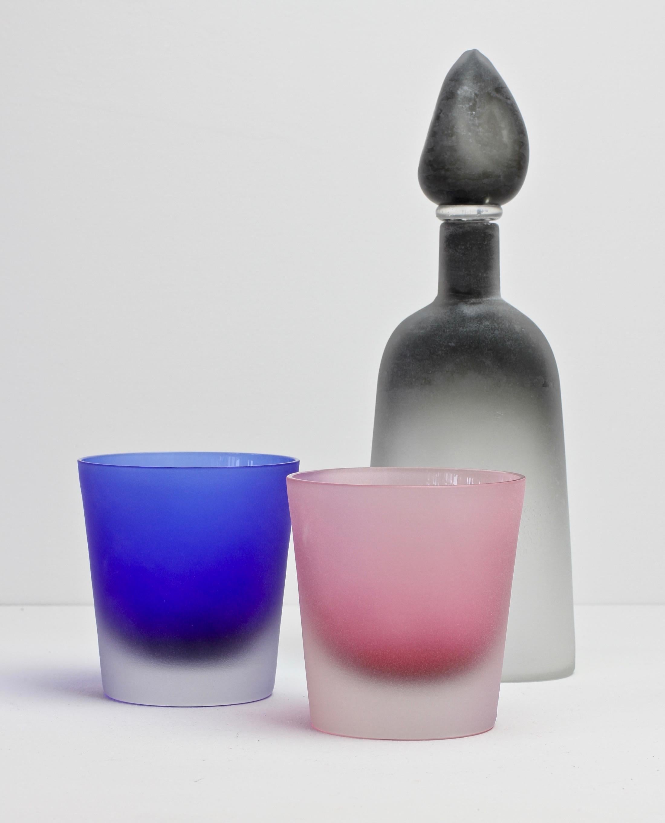 Signed Cenedese Scavo Bottle or Flask with His and Her's Frosted Colored Glasses (Moderne der Mitte des Jahrhunderts)
