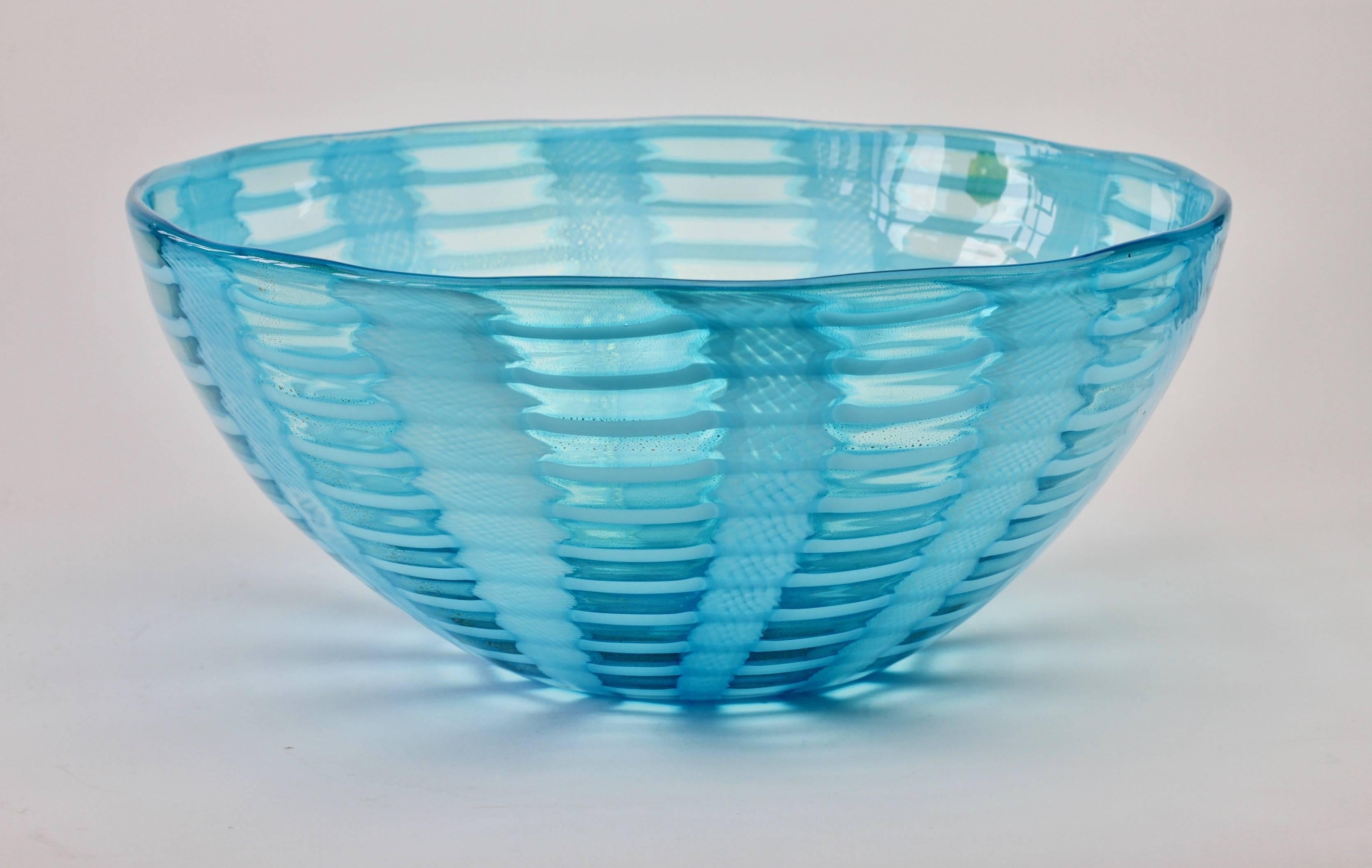 Große signierte blaue Cenedese 'Tessuti' Murano-Kunstglasschale, um 2000 (Geblasenes Glas) im Angebot