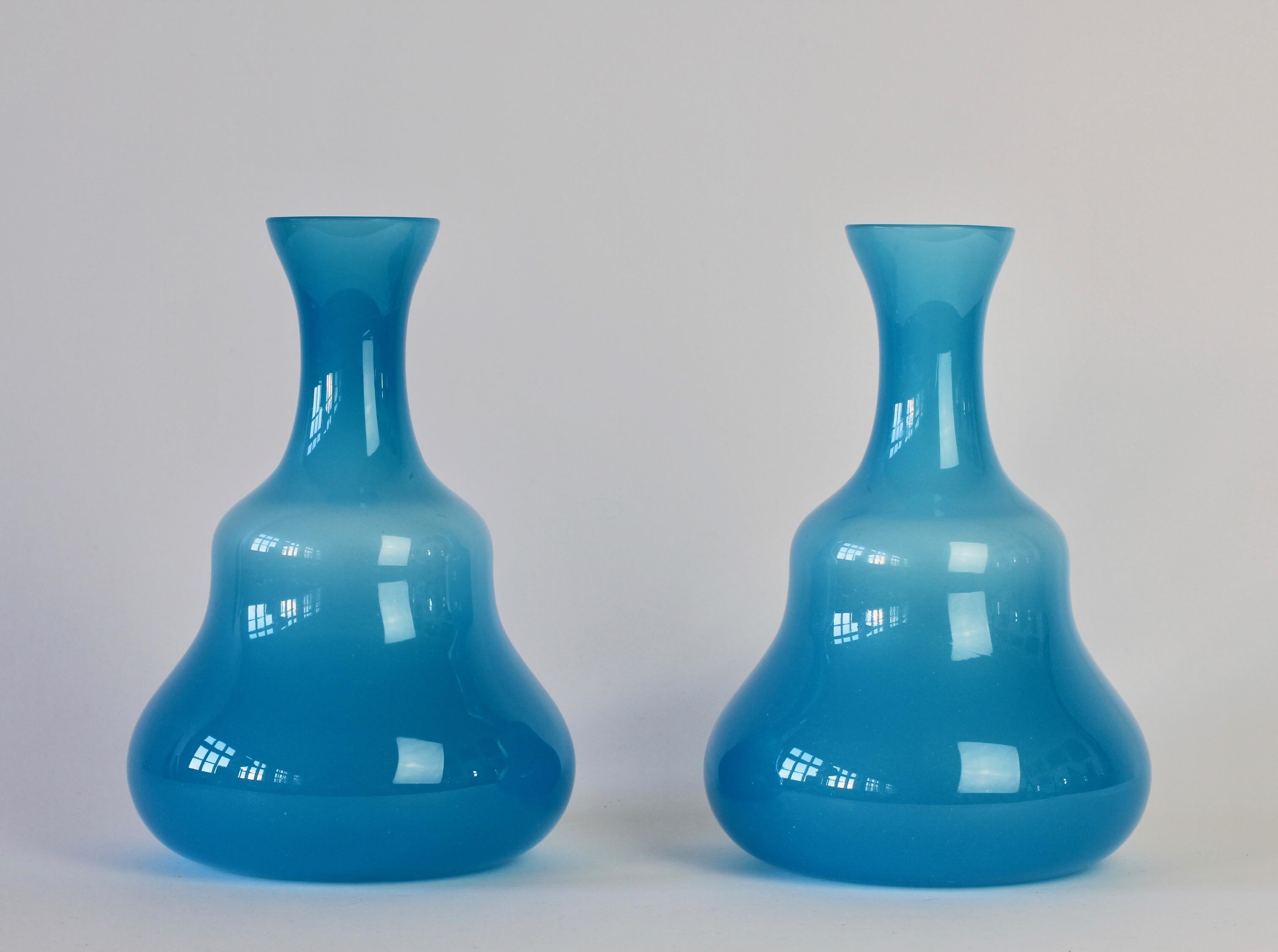 Signed Cenedese Vintage Midcentury Pair of Blue Italian Murano Glass Vases In Excellent Condition In Landau an der Isar, Bayern