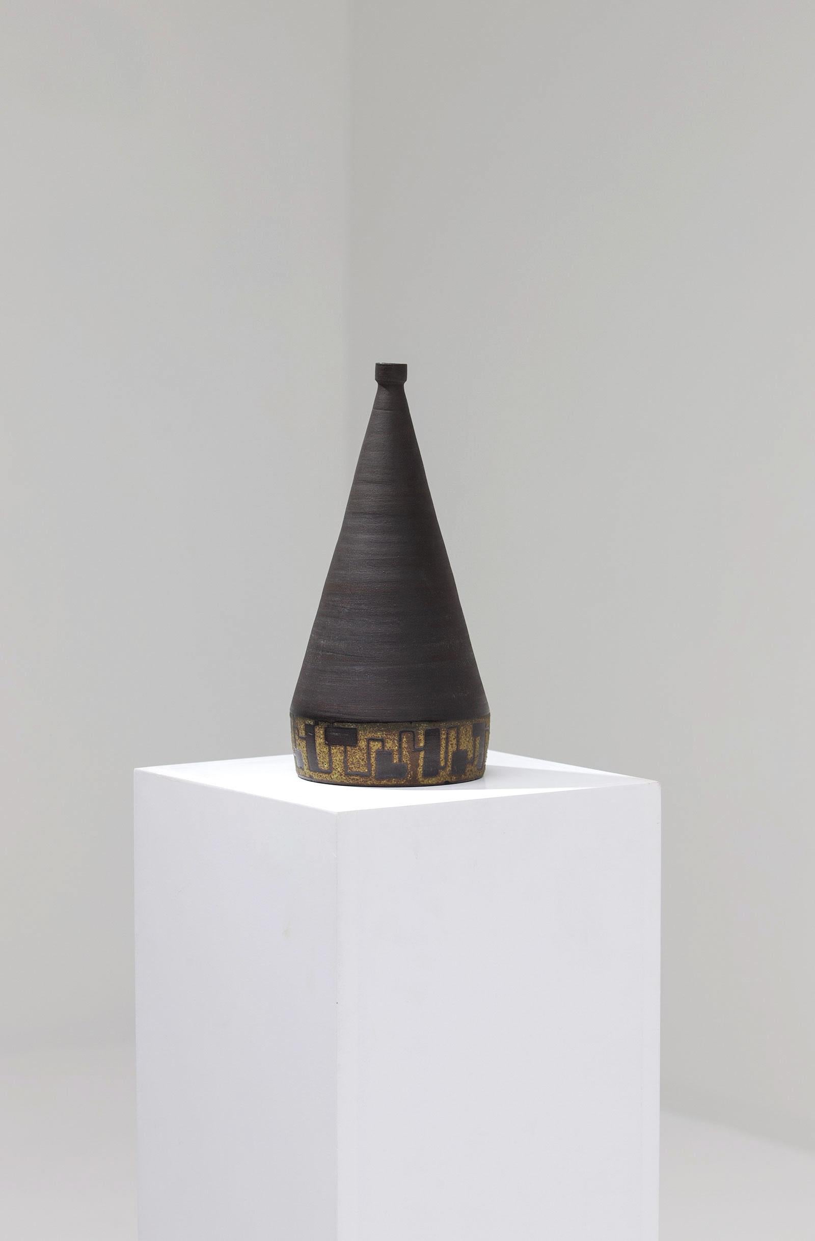 Raro vaso in ceramica firmato e datato 1963. Il vaso ha una singolare forma a triangolo ed è rifinito con uno smalto nero. Oltre alla forma, il vaso è molto dettagliato; presenta un disegno figurativo sul fondo e una smaltatura grigio chiaro