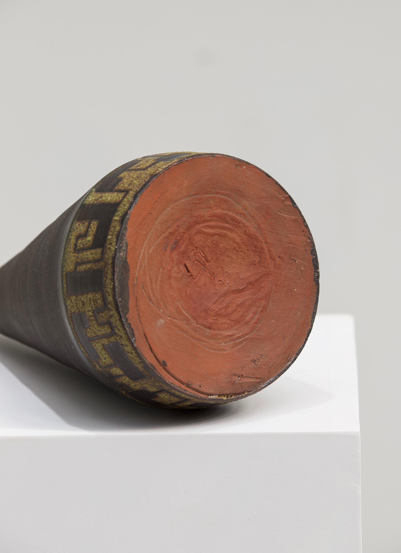 XX secolo Vaso in ceramica firmato, 1963 con smaltatura nera in vendita
