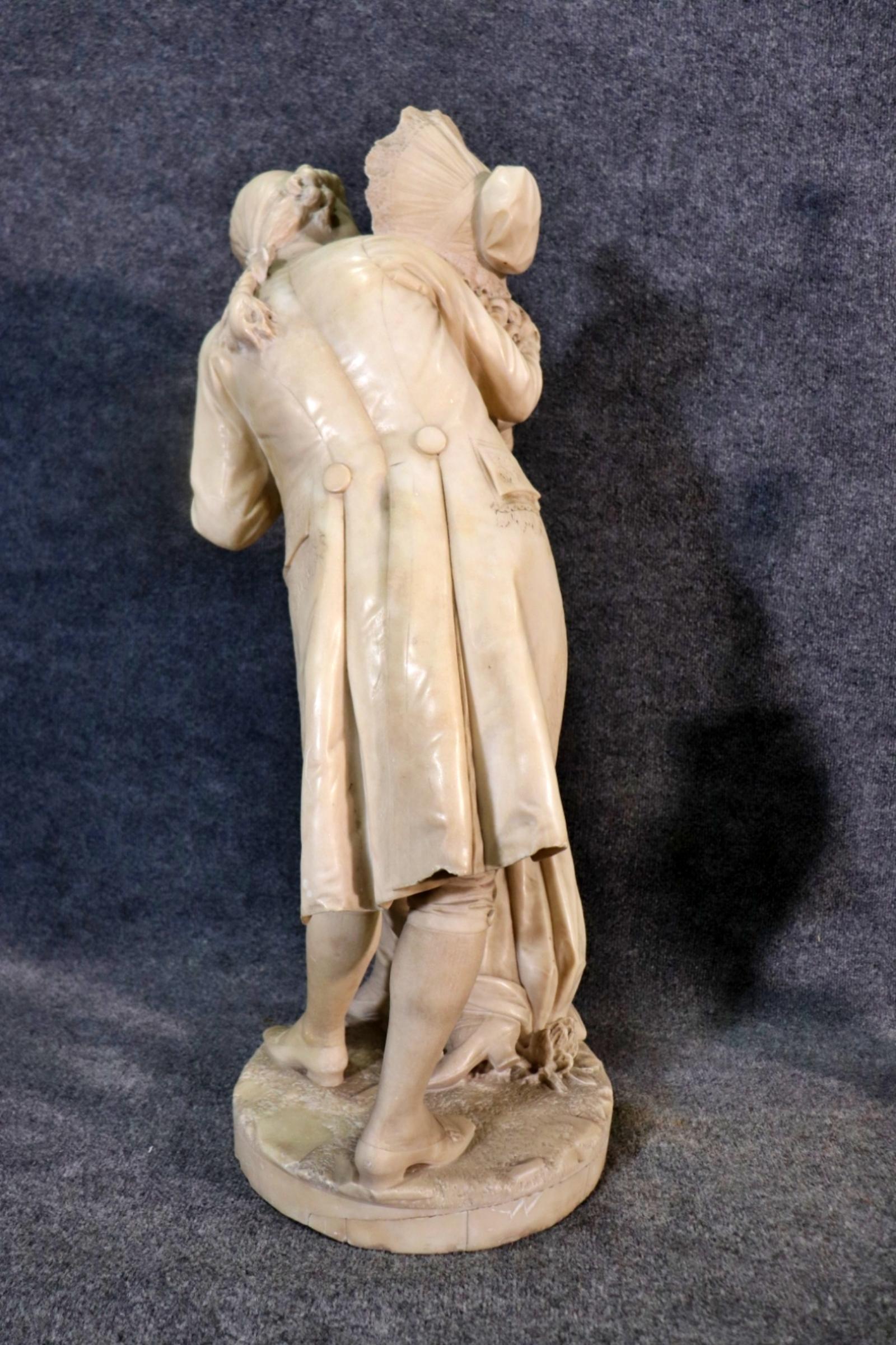 Firmado Cesare Lapini de Florencia Italia Escultura de alabastro tallada Amantes que se besan en venta 4