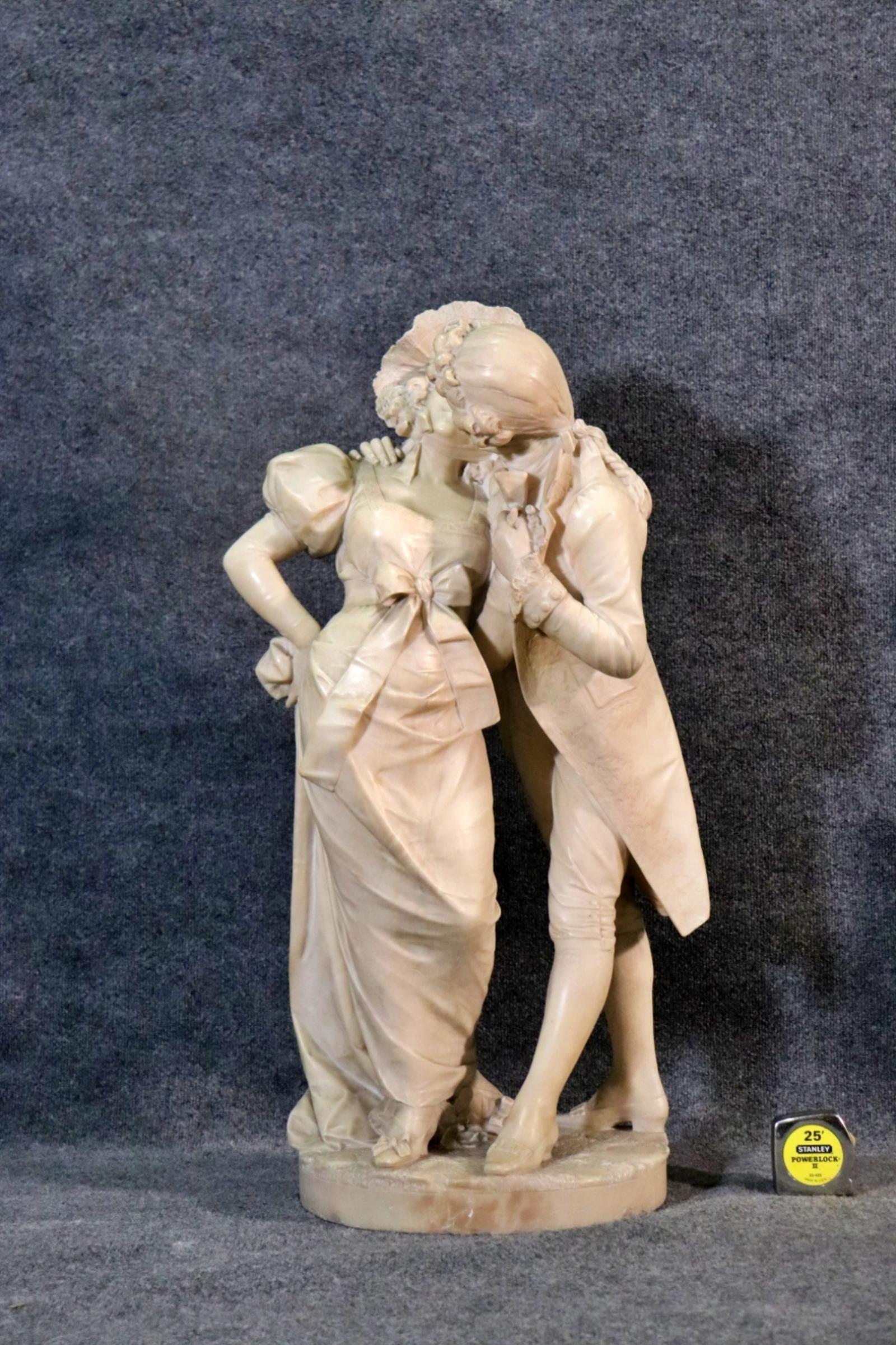 Firmado Cesare Lapini de Florencia Italia Escultura de alabastro tallada Amantes que se besan Renacimiento neoclásico en venta