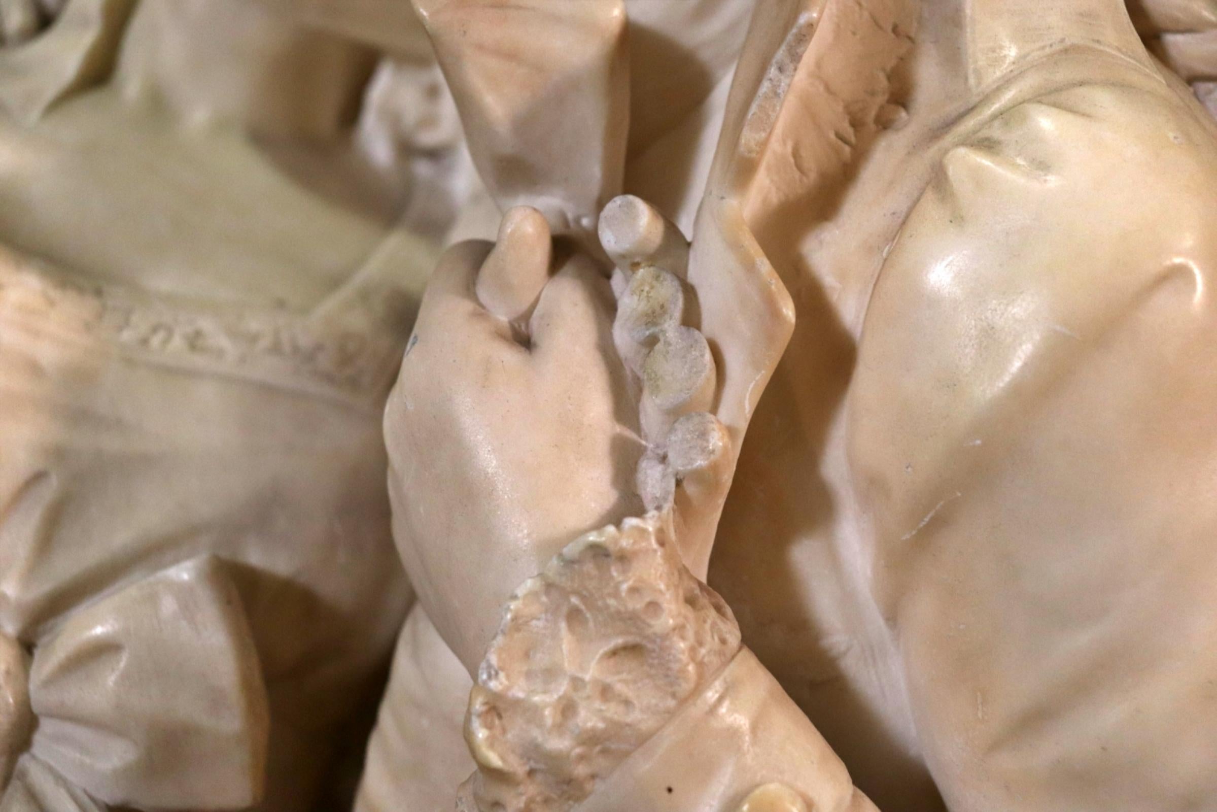 Firmado Cesare Lapini de Florencia Italia Escultura de alabastro tallada Amantes que se besan Italiano en venta