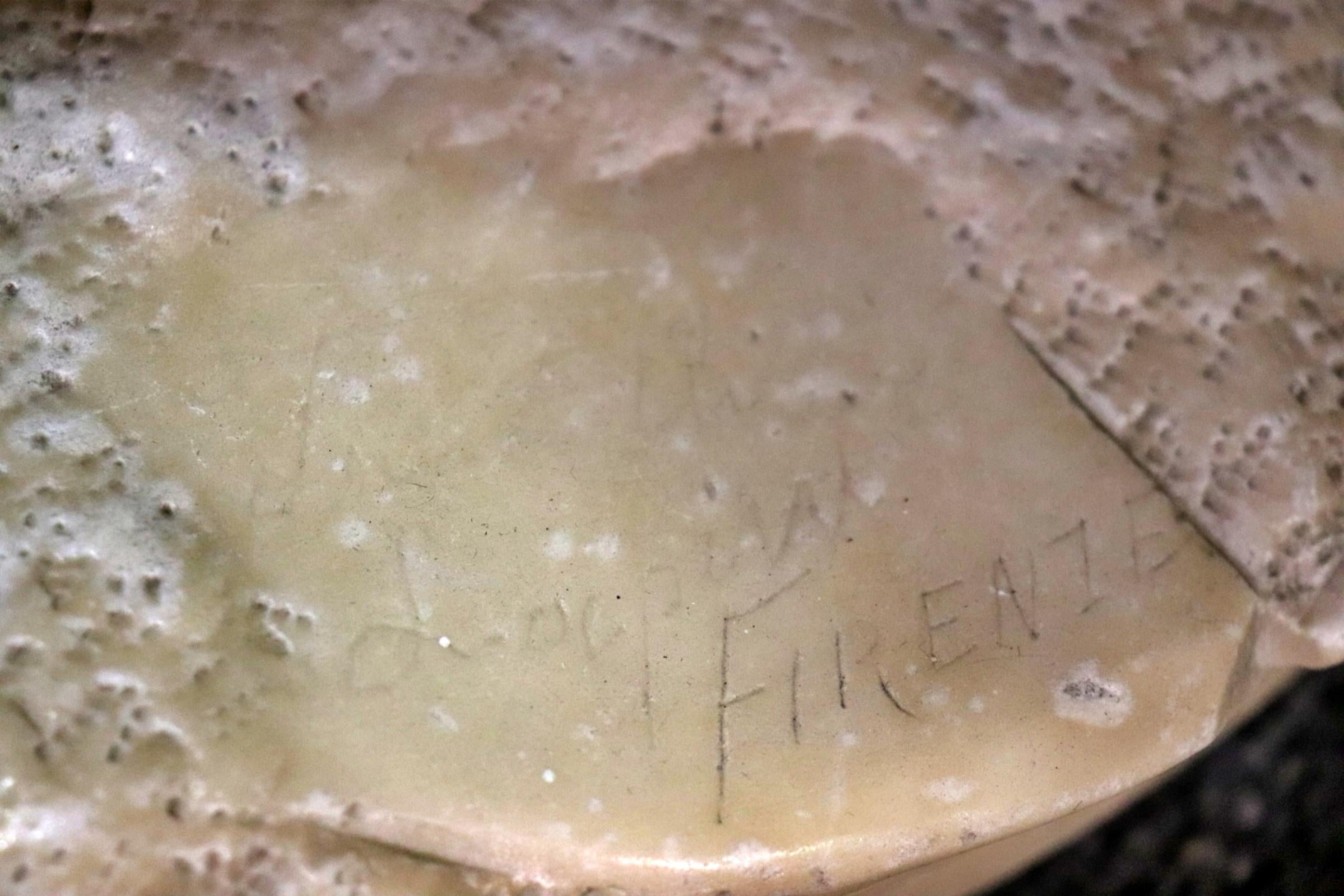 Firmado Cesare Lapini de Florencia Italia Escultura de alabastro tallada Amantes que se besan en Bueno estado para la venta en Swedesboro, NJ