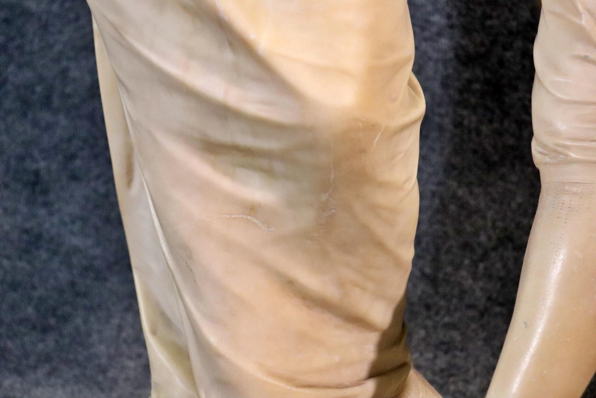 Firmado Cesare Lapini de Florencia Italia Escultura de alabastro tallada Amantes que se besan Fines del siglo XIX en venta