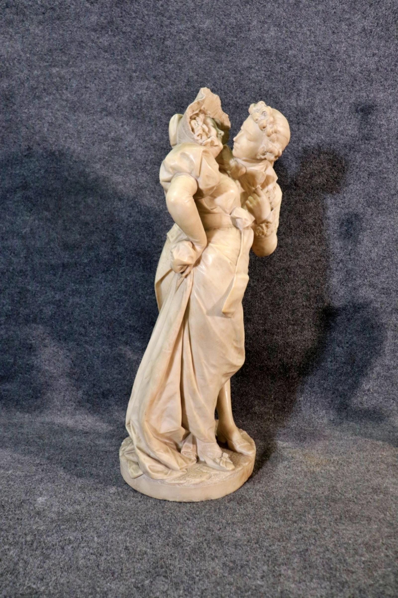 Firmado Cesare Lapini de Florencia Italia Escultura de alabastro tallada Amantes que se besan en venta 1