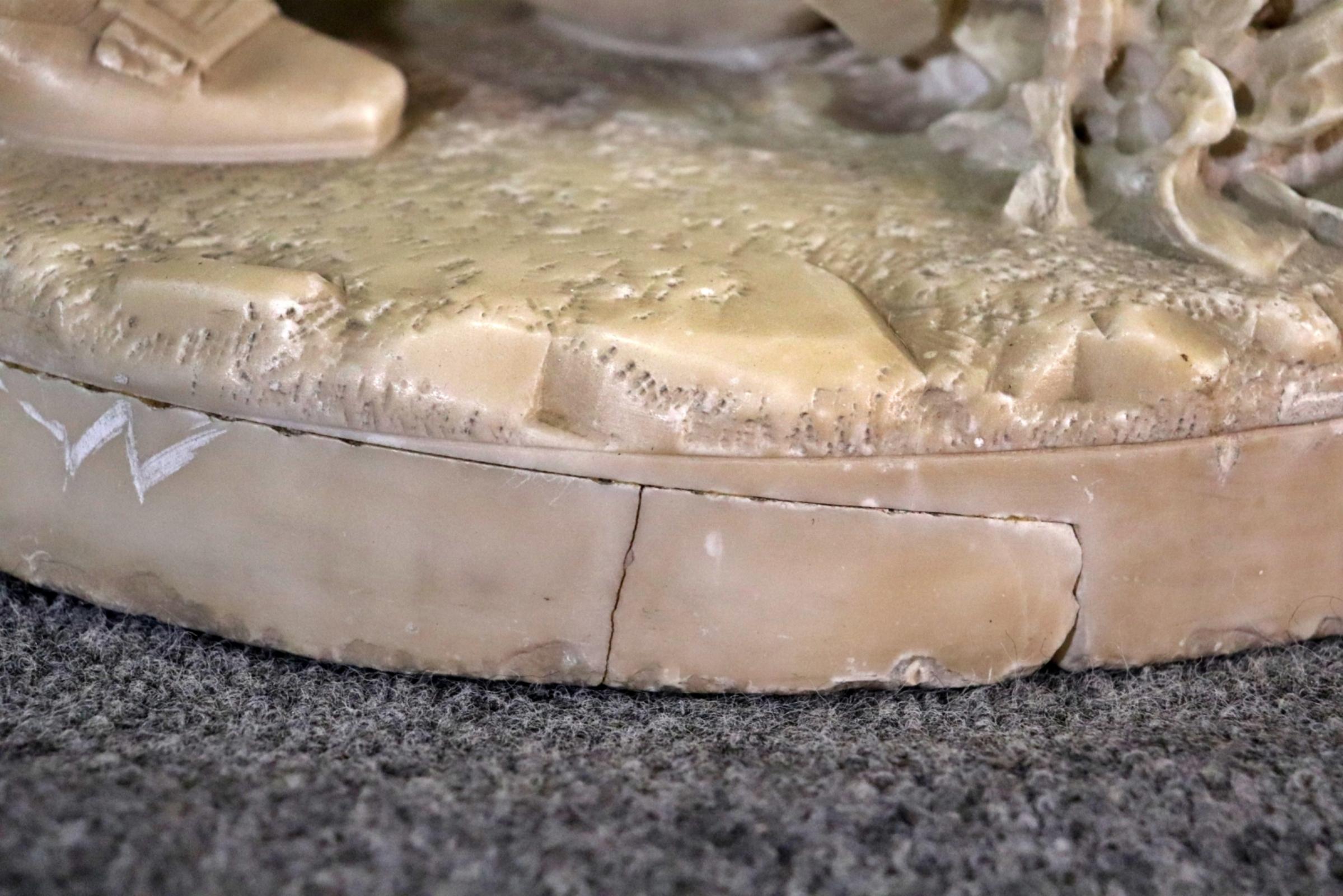 Firmado Cesare Lapini de Florencia Italia Escultura de alabastro tallada Amantes que se besan en venta 2