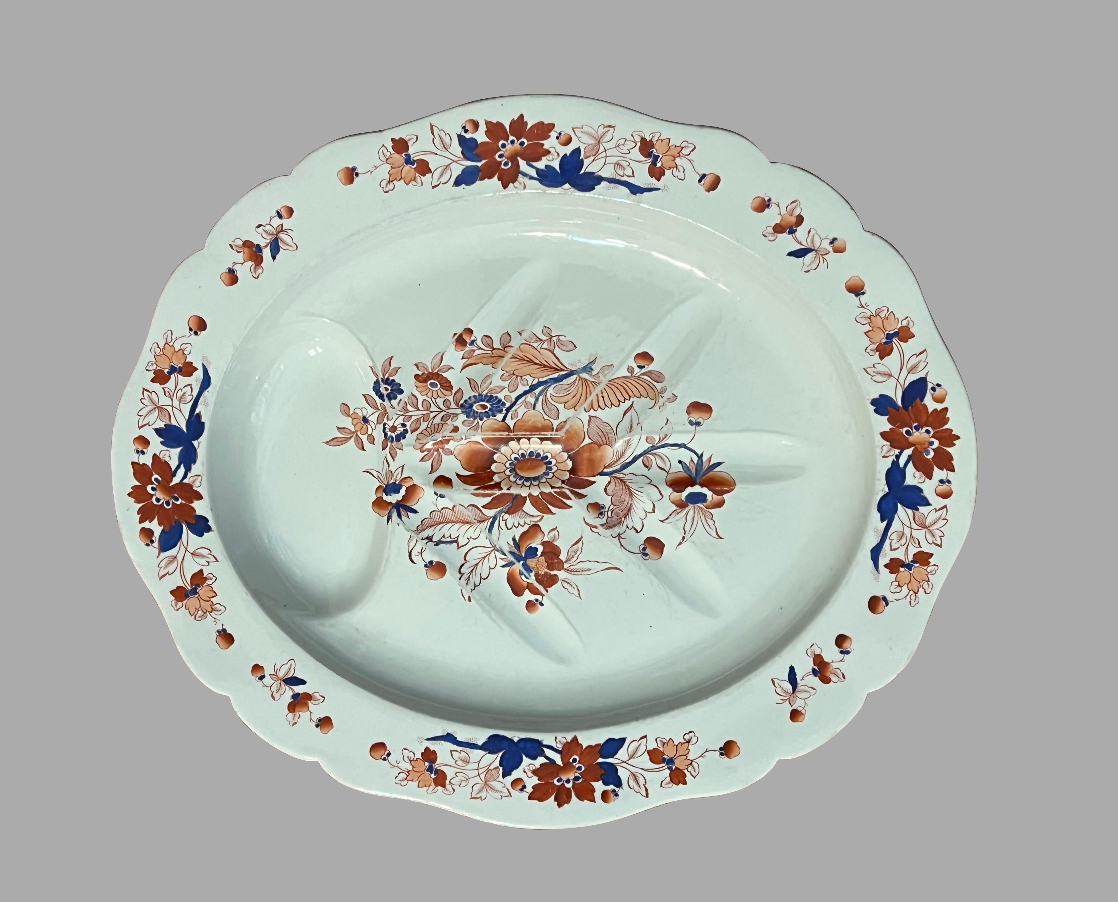 Un plat à puits et arbre en faïence de Chamberlains avec une décoration florale globale. Estampillé au dos Chamberlains. Une belle addition à votre table de fête.