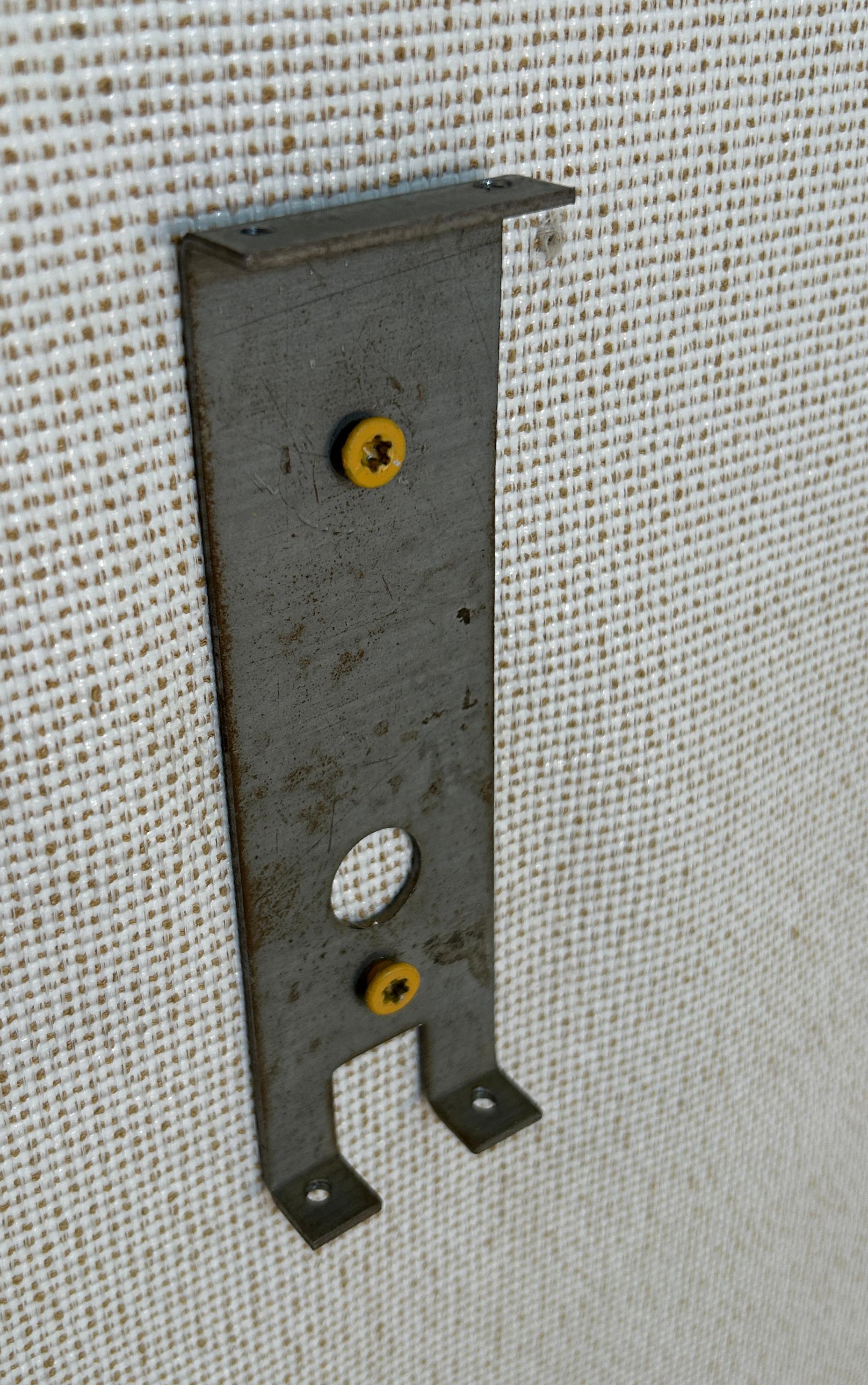 Branché ou câblé. Les plaques murales vous permettent de passer le câble dans le mur ou de le suspendre pour le brancher. Signé sur les planches. Une construction exceptionnelle, sans faille, cachée sous un épais laiton recouvert d'une très forte