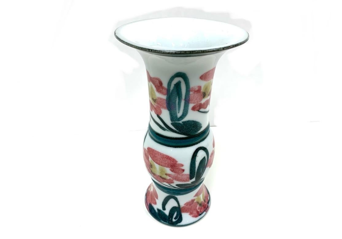 Diminutif vase chinois émaillé avec une peinture folklorique simple de fleurs dans des tons frais de saumon, vert et jaune. Belle forme traditionnelle et signée sous la glaçure sur la base. Le vase est accompagné de sa boîte d'origine recouverte de