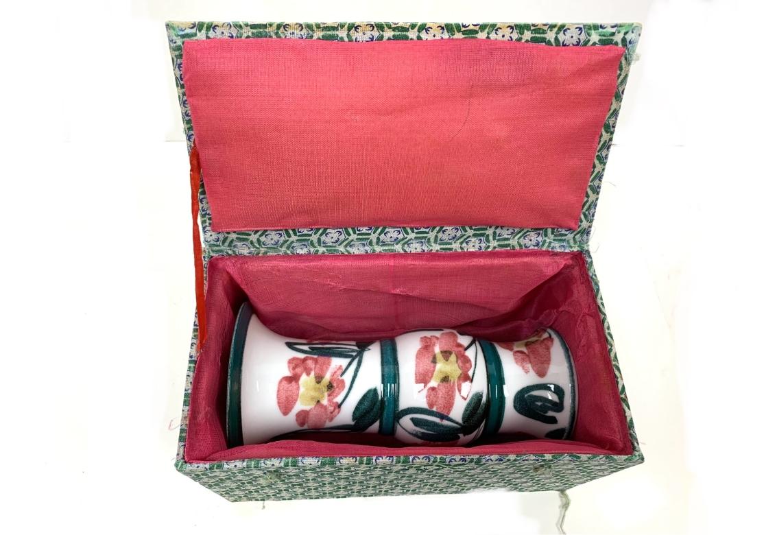 20ième siècle Vase chinois signé de forme 