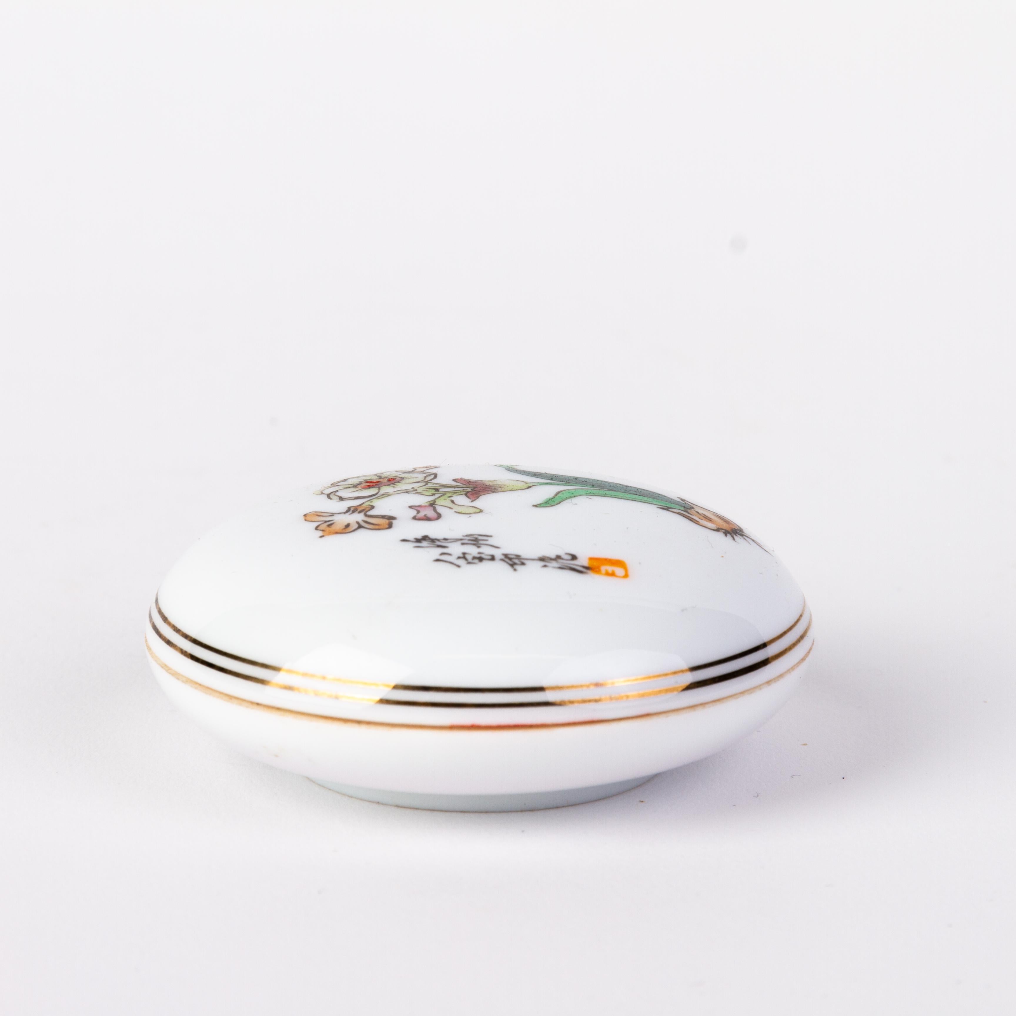Signed Chinese Republic Period Porcelain Box with Seal 20th Century
Good condition 
From a private collection.
Free international shipping.