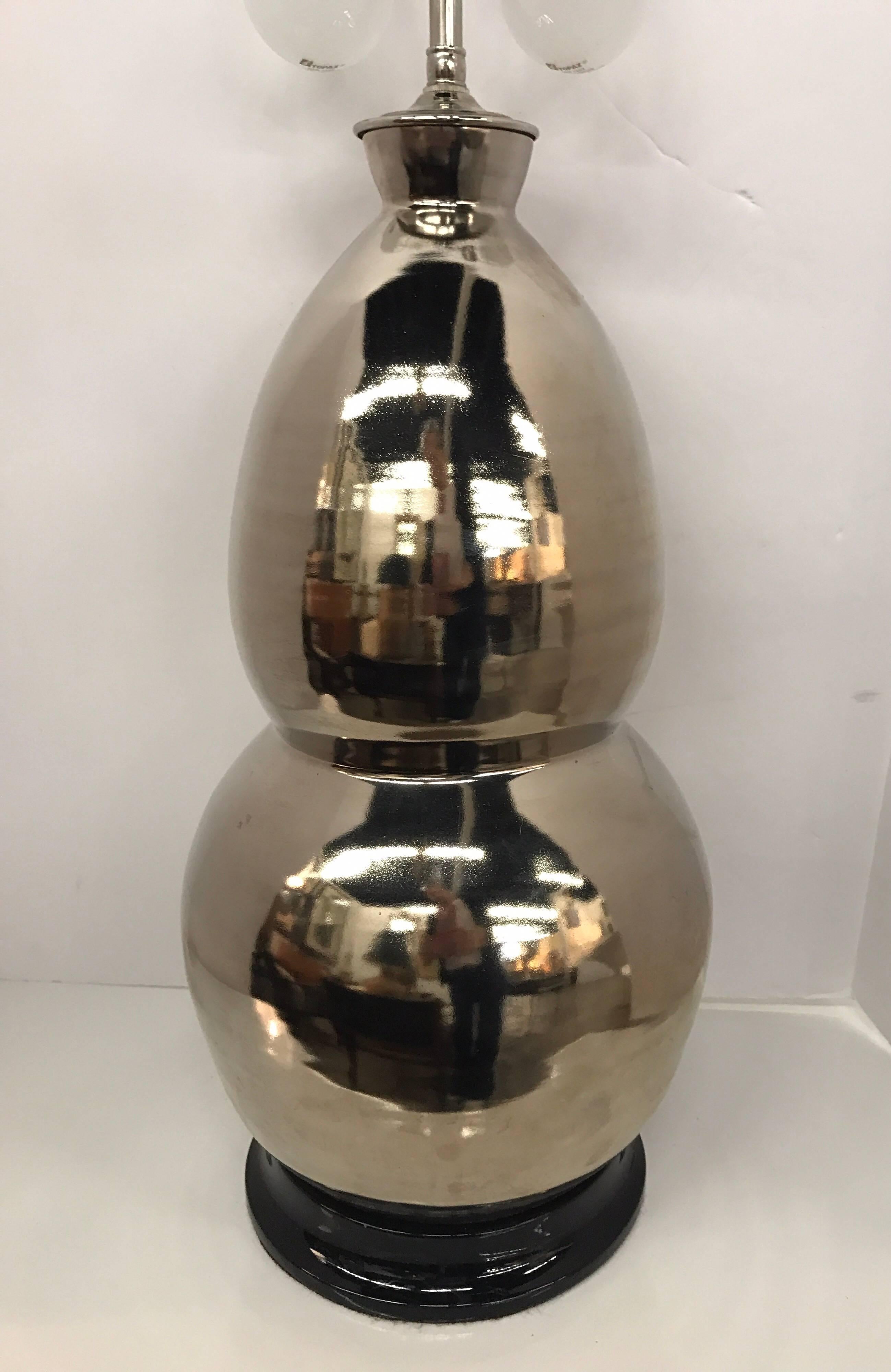 Magnificent Christopher Spitzmiller modern double gourd table lamp.
Signed on the bottom and ohh so coveted! Wired for US and in perfect working order.
Comes without shade.