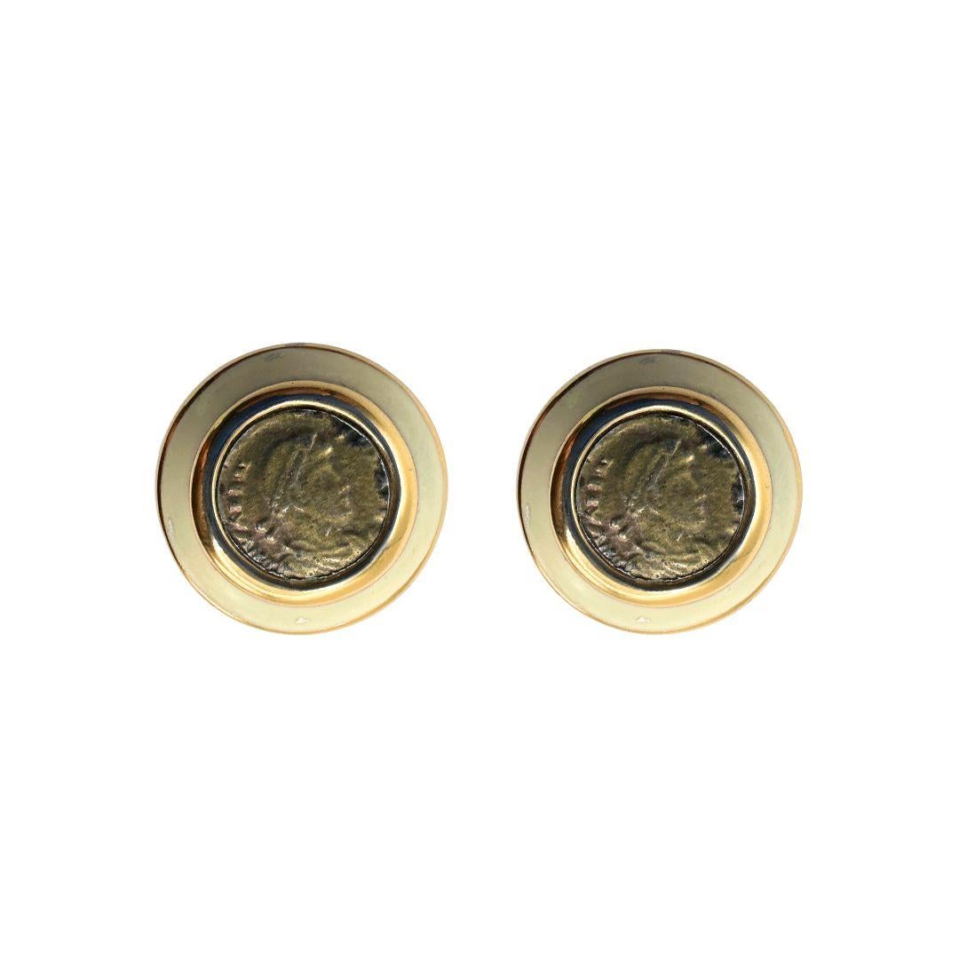 Eleva la tua collezione di gioielli con il fascino di un'epoca passata grazie a questi squisiti orecchini firmati Ciner Antique Victorian Coin White Enamel. Immergiti negli intricati dettagli e nell'eleganza senza tempo del design vittoriano,