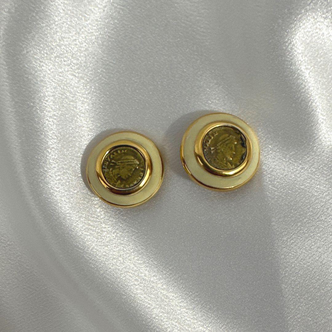 Orecchini con smalto bianco e monete antichi vittoriani firmati Ciner In condizioni ottime in vendita a Jacksonville, FL