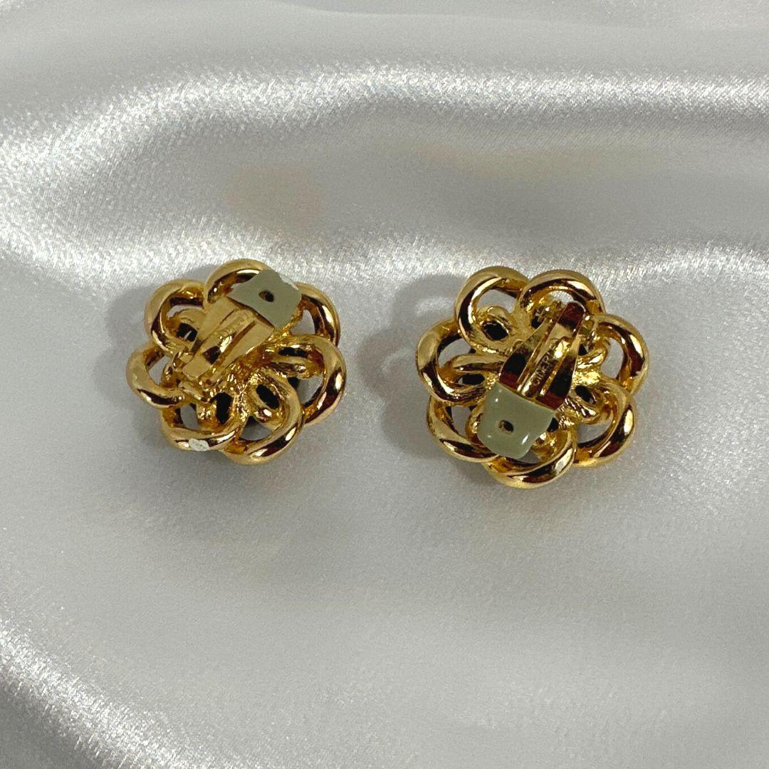 Boucle d'oreille à clip signée Ciner en verre noir à cabochon et à fleurs en vente 1