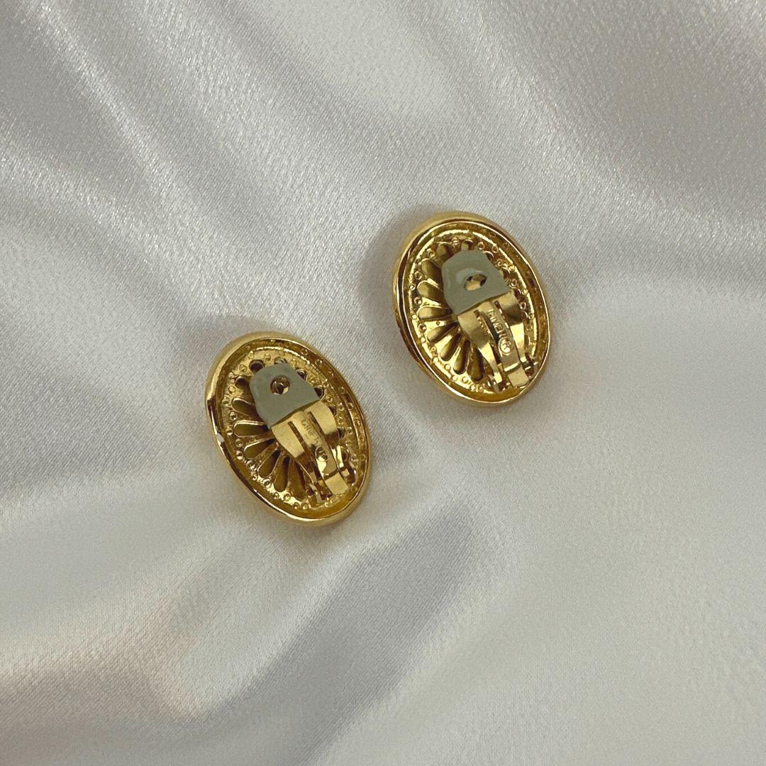 Signed Ciner Vintage Pearl-Shaped Gold Tone Clip On  Earrings In Excellent Condition For Sale In Jacksonville, FL