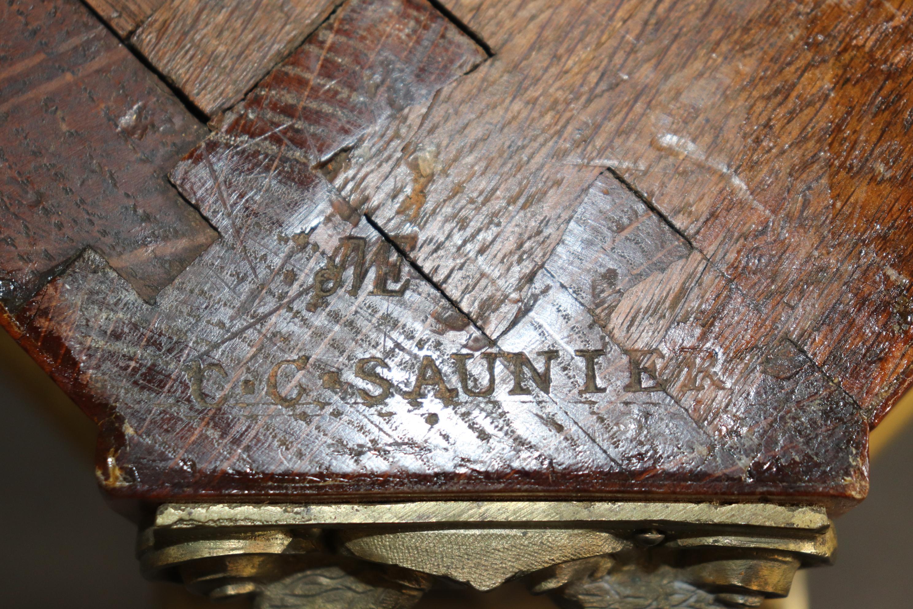 Francese Firmato Claude Charles Saunier Brech D. A. Piano in marmo Commode francese Luigi XV in vendita