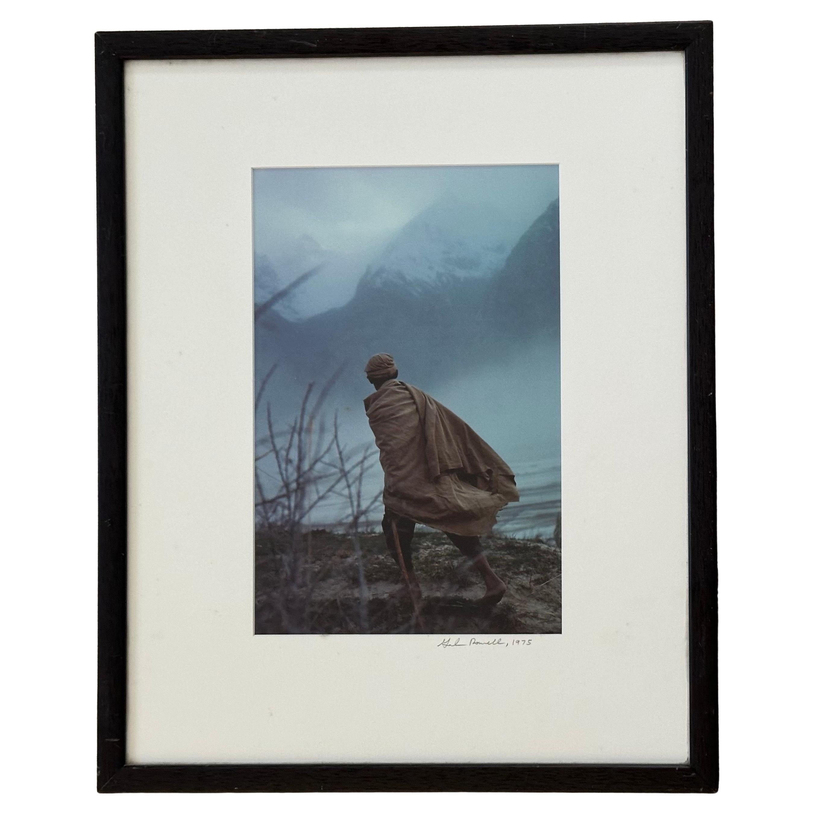 Photographie couleur signée de Galen Rowell, vers 1975, représentant un berger Balti pieds nus se penchant dans une tempête de poussière dans la vallée de Shagar, dans l'Himalaya du Karakoram.  #4620RM

L'ensemble de la pièce mesure 17,25