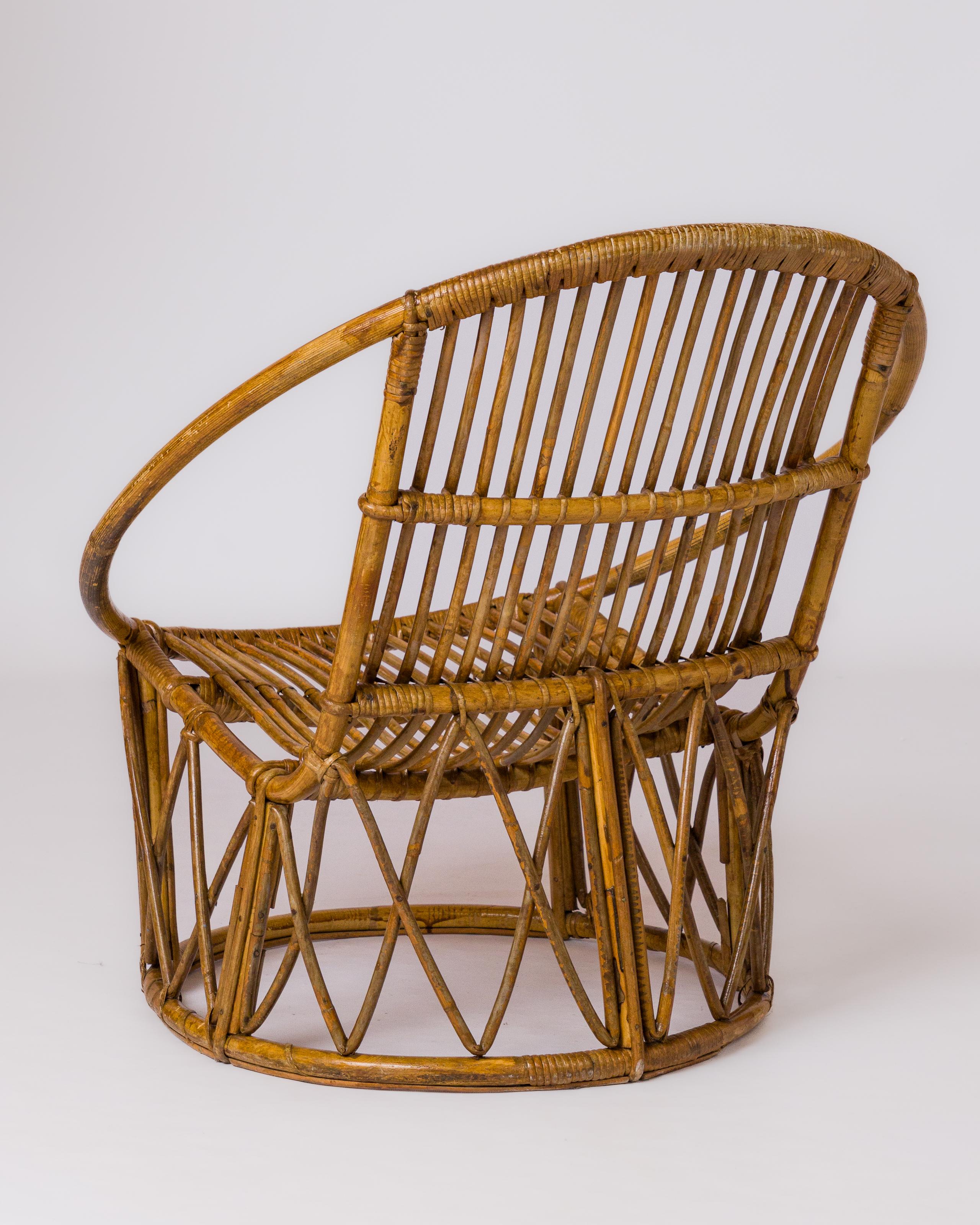 Signierter kompakter Rattan-Beistellstuhl von Hudon – Frankreich 1960er Jahre (Französisch) im Angebot