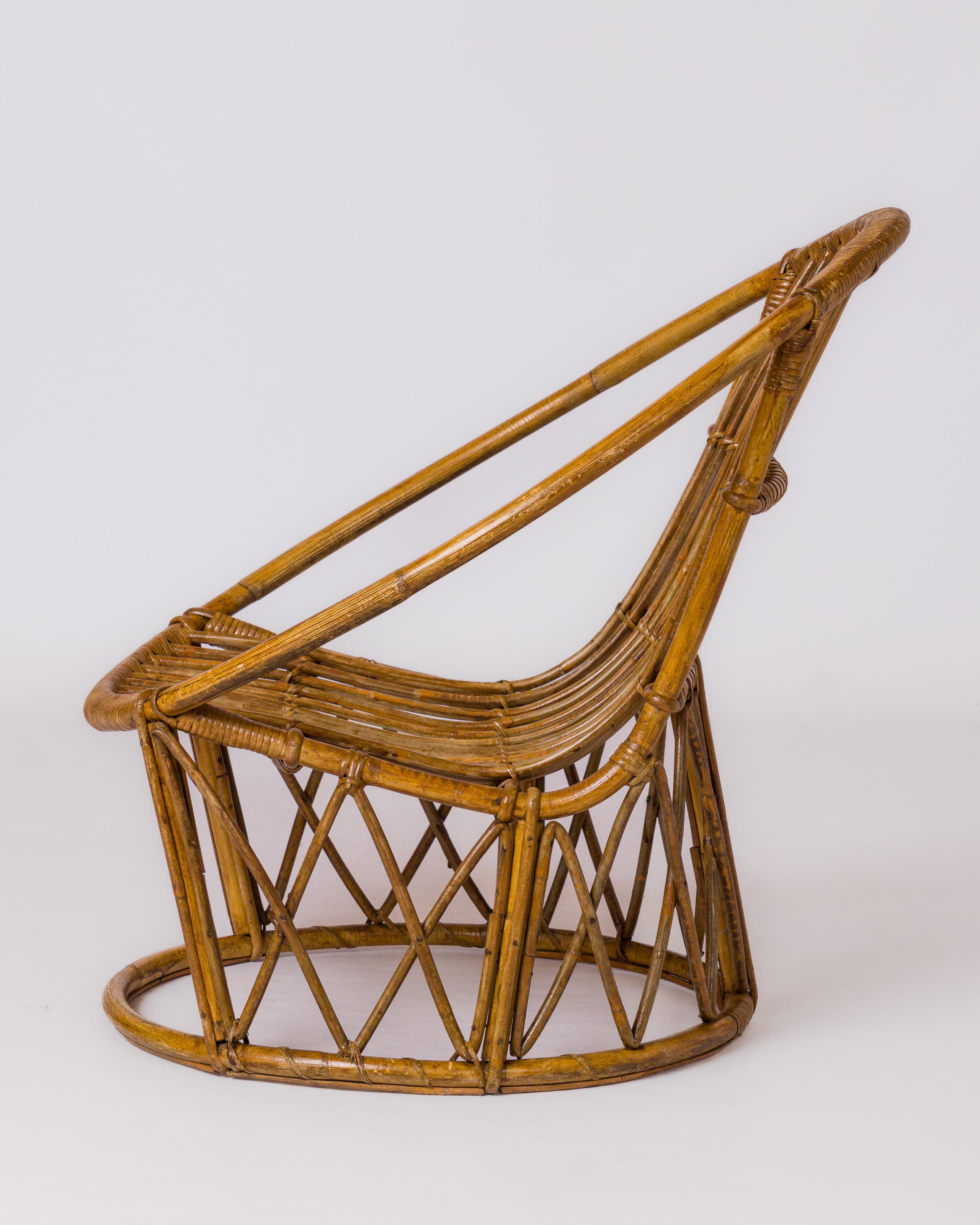 Signierter kompakter Rattan-Beistellstuhl von Hudon – Frankreich 1960er Jahre im Zustand „Gut“ im Angebot in New York, NY