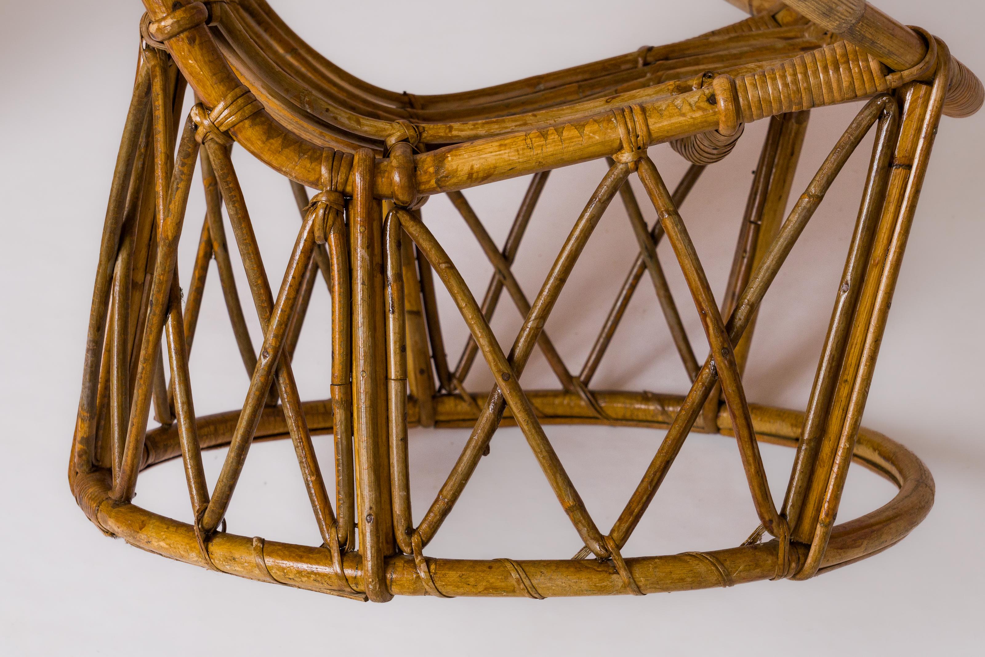 Signierter kompakter Rattan-Beistellstuhl von Hudon – Frankreich 1960er Jahre im Angebot 1