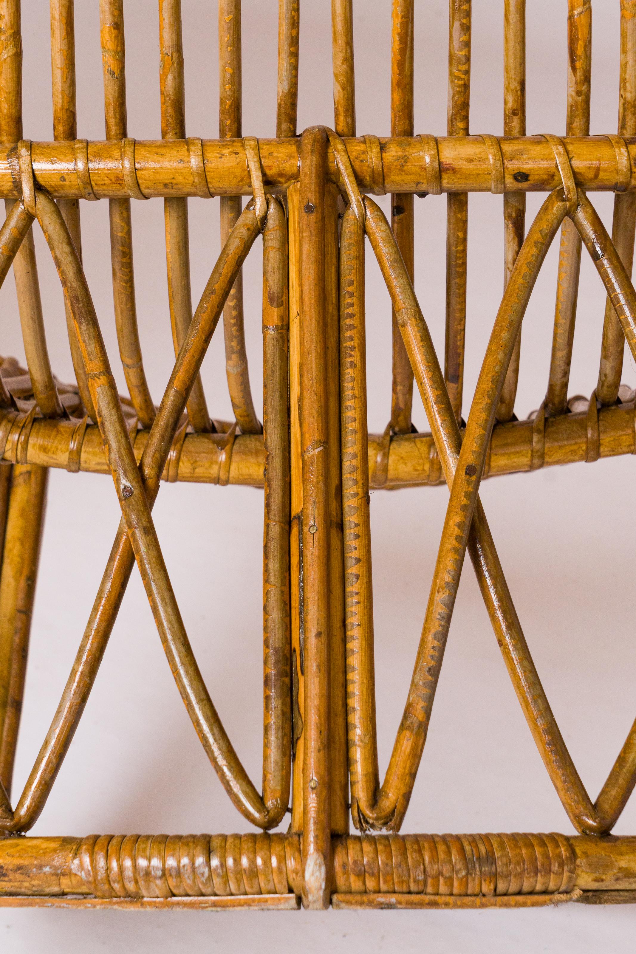 Signierter kompakter Rattan-Beistellstuhl von Hudon – Frankreich 1960er Jahre im Angebot 2