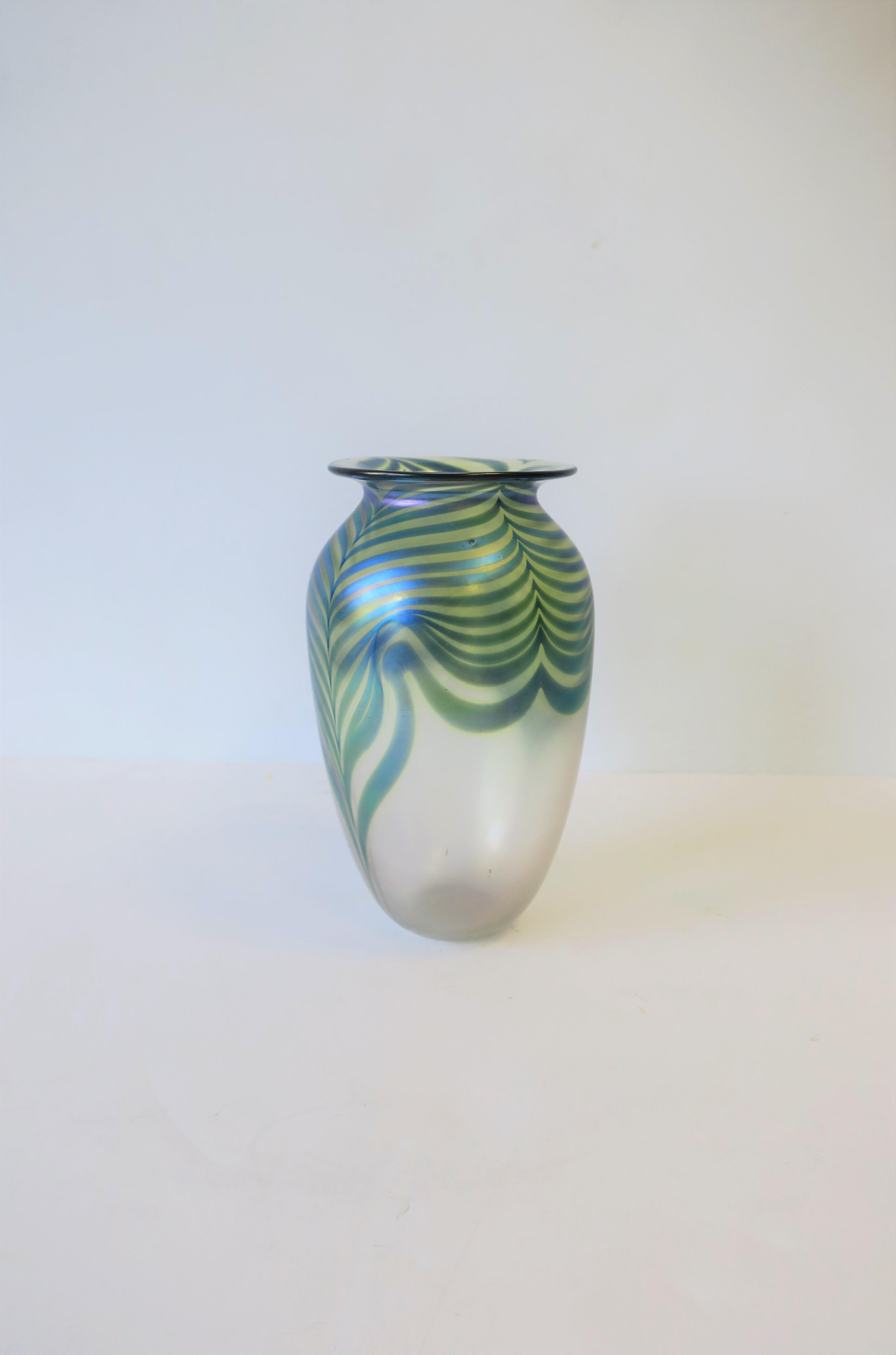Vase en verre d'art de style Art Nouveau signé Contemporary, circa 1980 en vente 3