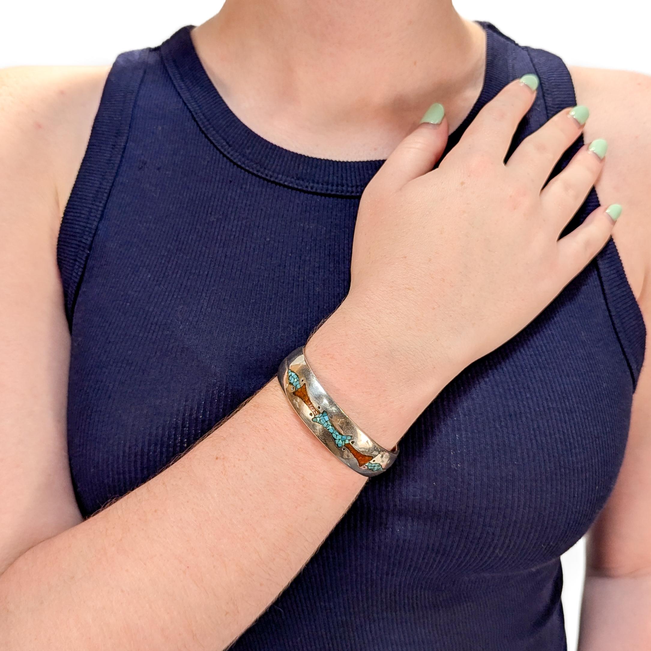 Pulsera brazalete firmada por un navajo.

Por Corbet Joe.

De plata con incrustaciones de turquesa y coral alternados. Grabado con un motivo de sol en cada terminal de la pulsera.

Marcado en el interior.

Sencillamente, ¡una maravillosa pulsera