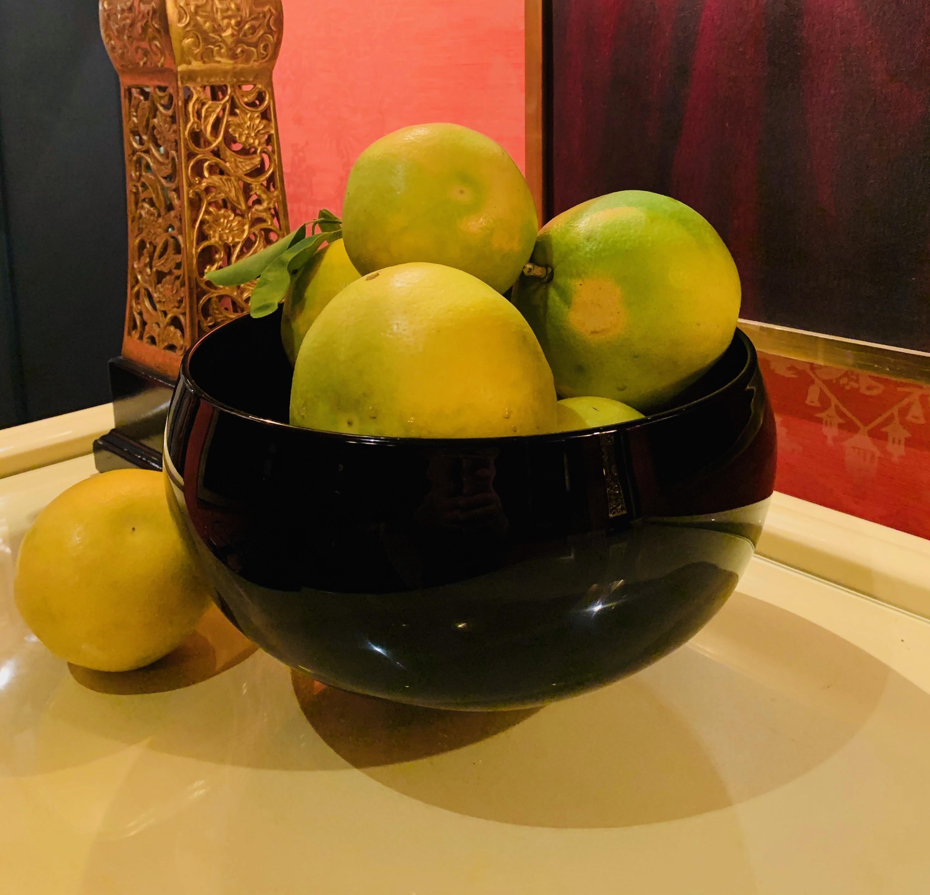 Eine spektakuläre Correia Art Glass Schale - groß, rund und schlicht, aber die perfekte Ergänzung für jeden Tisch. Der kleine Fuß, auch einfach und elegant.

Allein stehend oder als Kunstwerk sieht die subtile Aubergine-Farbe für das Auge schwarz