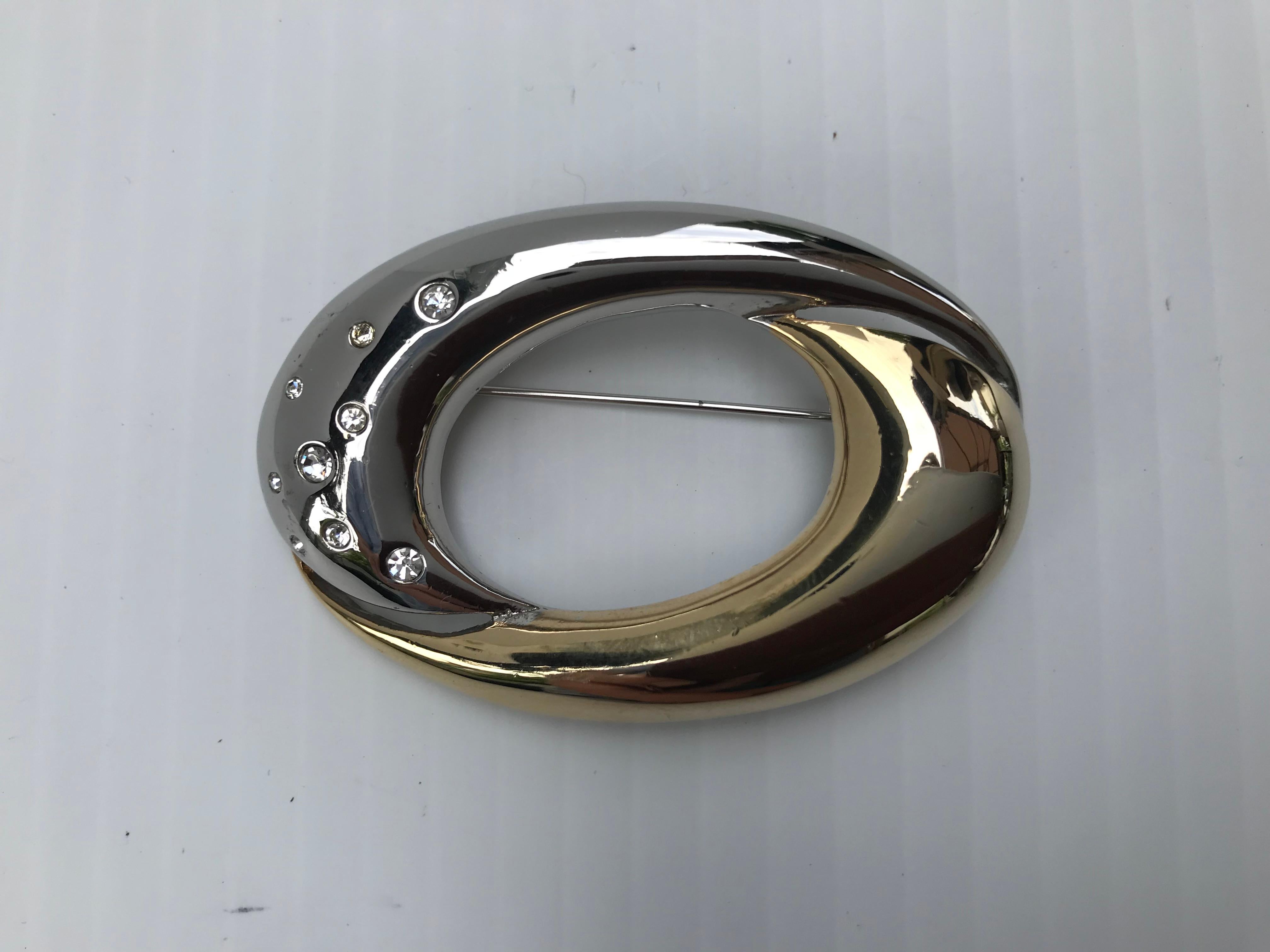 Modernista Spilla bicolore firmata Courreges Paris in metallo e cristallo Swarovski in vendita