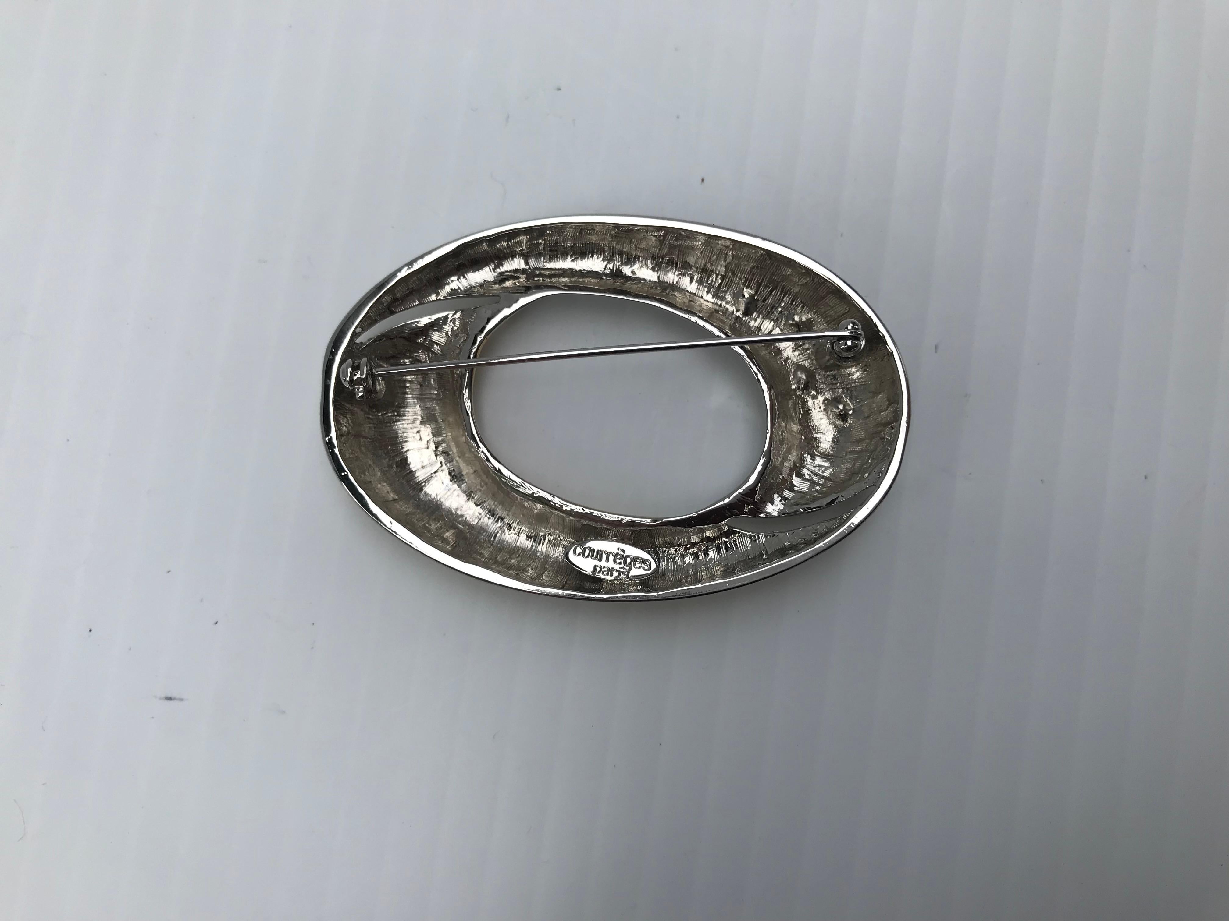 Taglio brillante Spilla bicolore firmata Courreges Paris in metallo e cristallo Swarovski in vendita