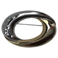 Spilla bicolore firmata Courreges Paris in metallo e cristallo Swarovski