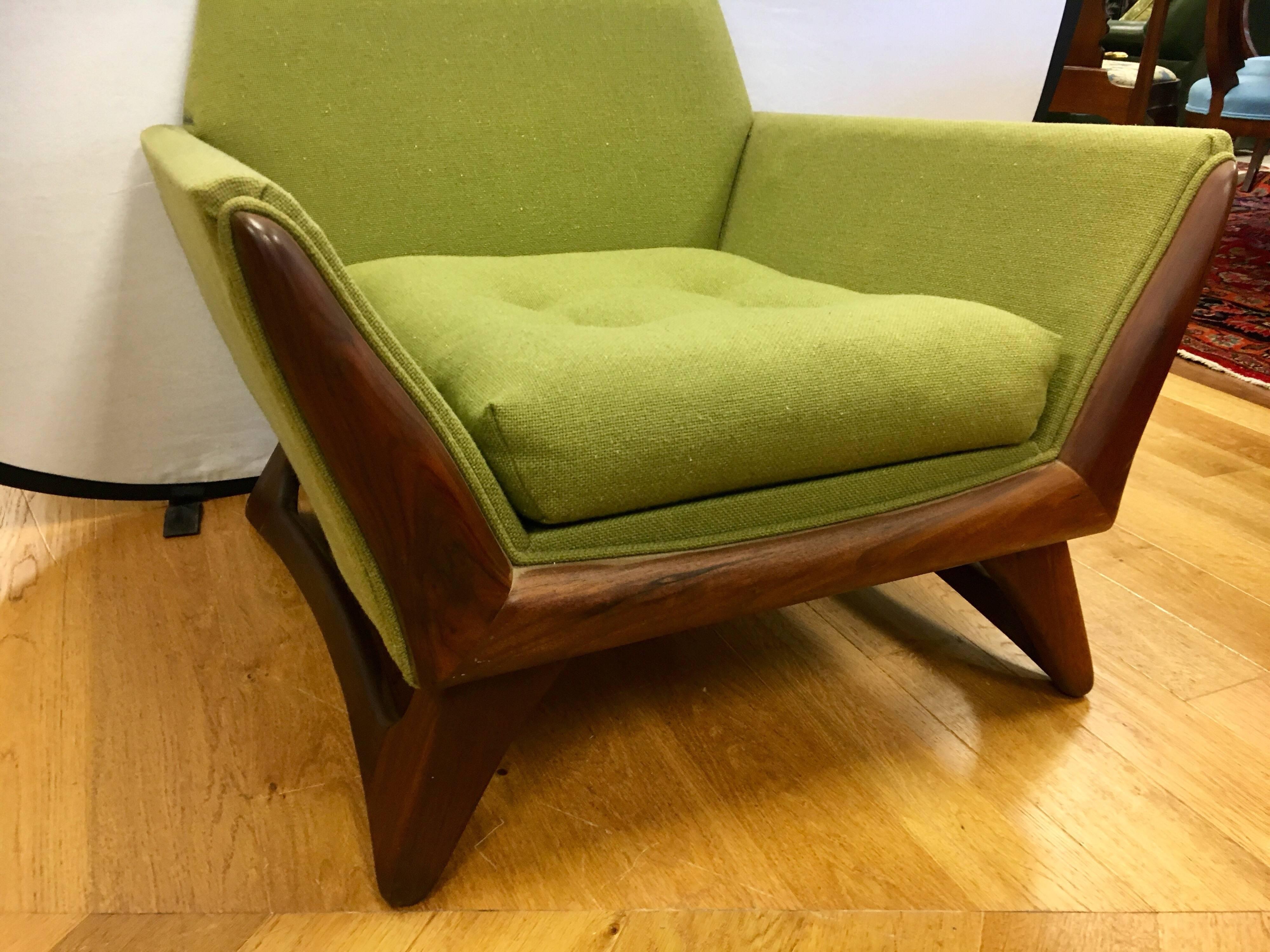 Stunning, all original and in excellent condition Adrian Pearsall lounge chair for Craft Associates.
What sets this piece apart from other Pearsall classics is the stellar condition the piece is in.
All original and both walnut and fabric are