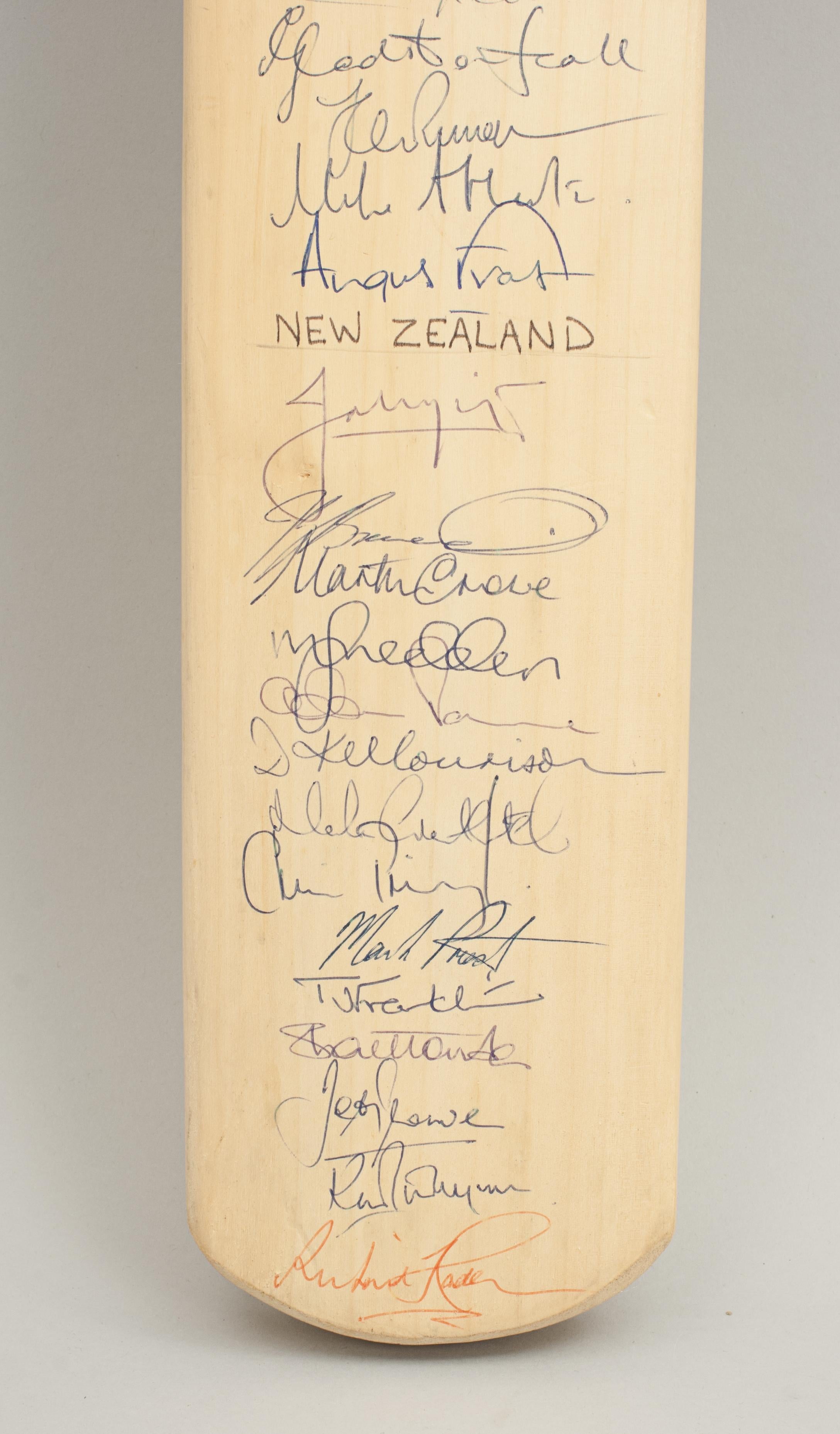 Signed Cricket Bat by the 1990 England & New Zealand Cricket Teams In Good Condition In Oxfordshire, GB