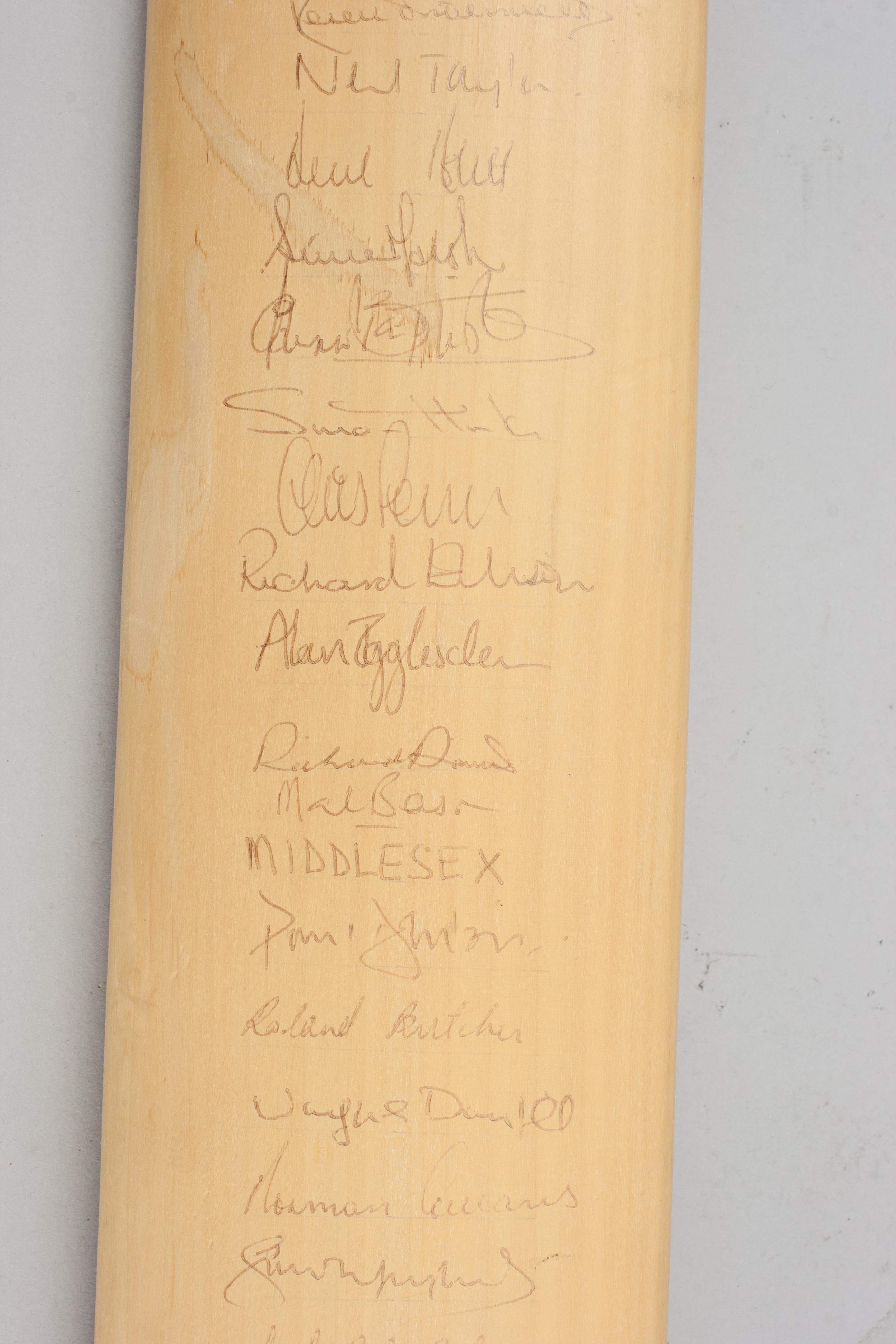 Signed Cricket Bat, Kent, Middlesex, Hampshire & Leicestershire In Good Condition For Sale In Oxfordshire, GB