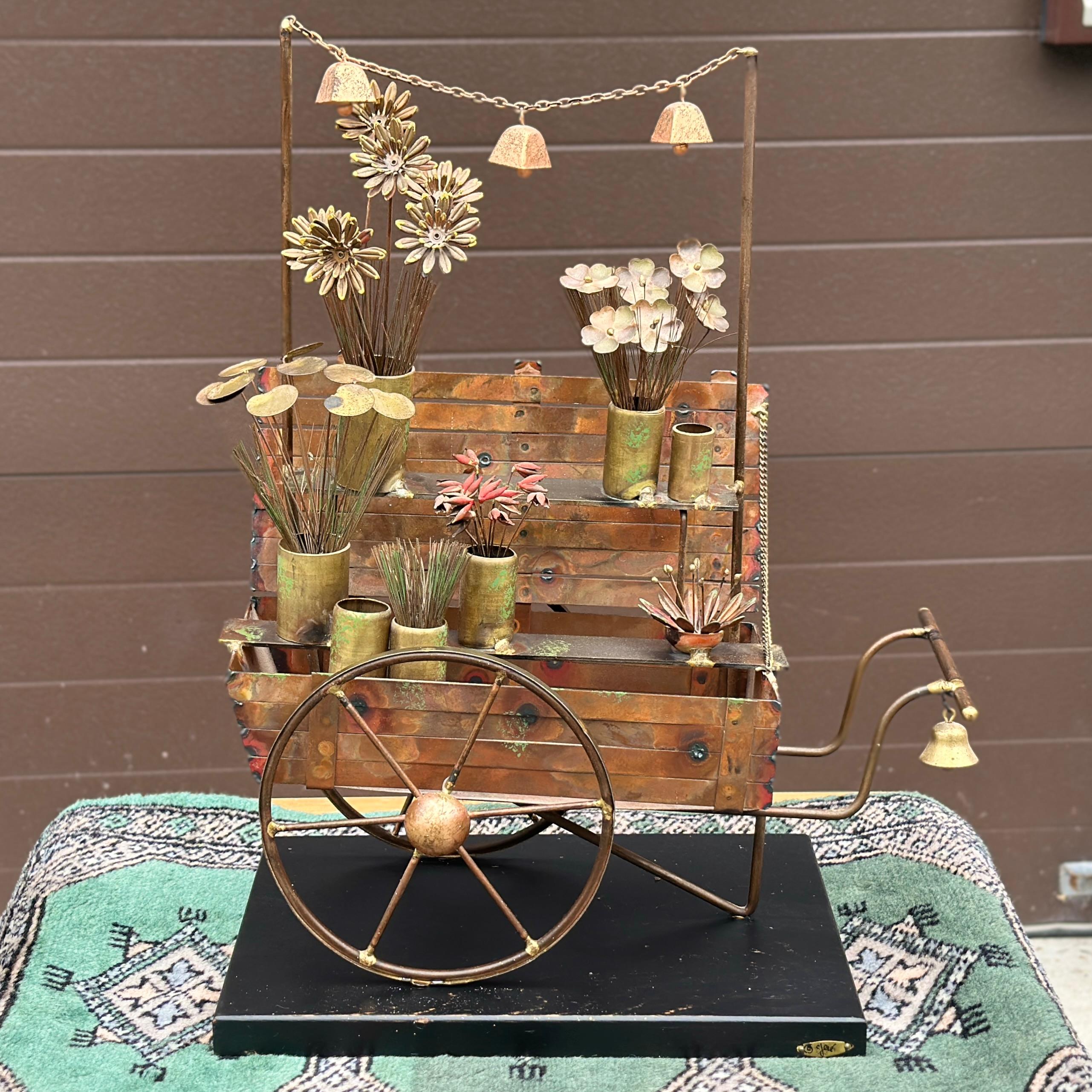 Original Curtis Jere 3-D Brass Copper Flower Cart Sculpture Circa 1960's

Signé avec une étiquette en laiton sur le bord de la base ainsi qu'avec l'étiquette d'origine sur le fond.