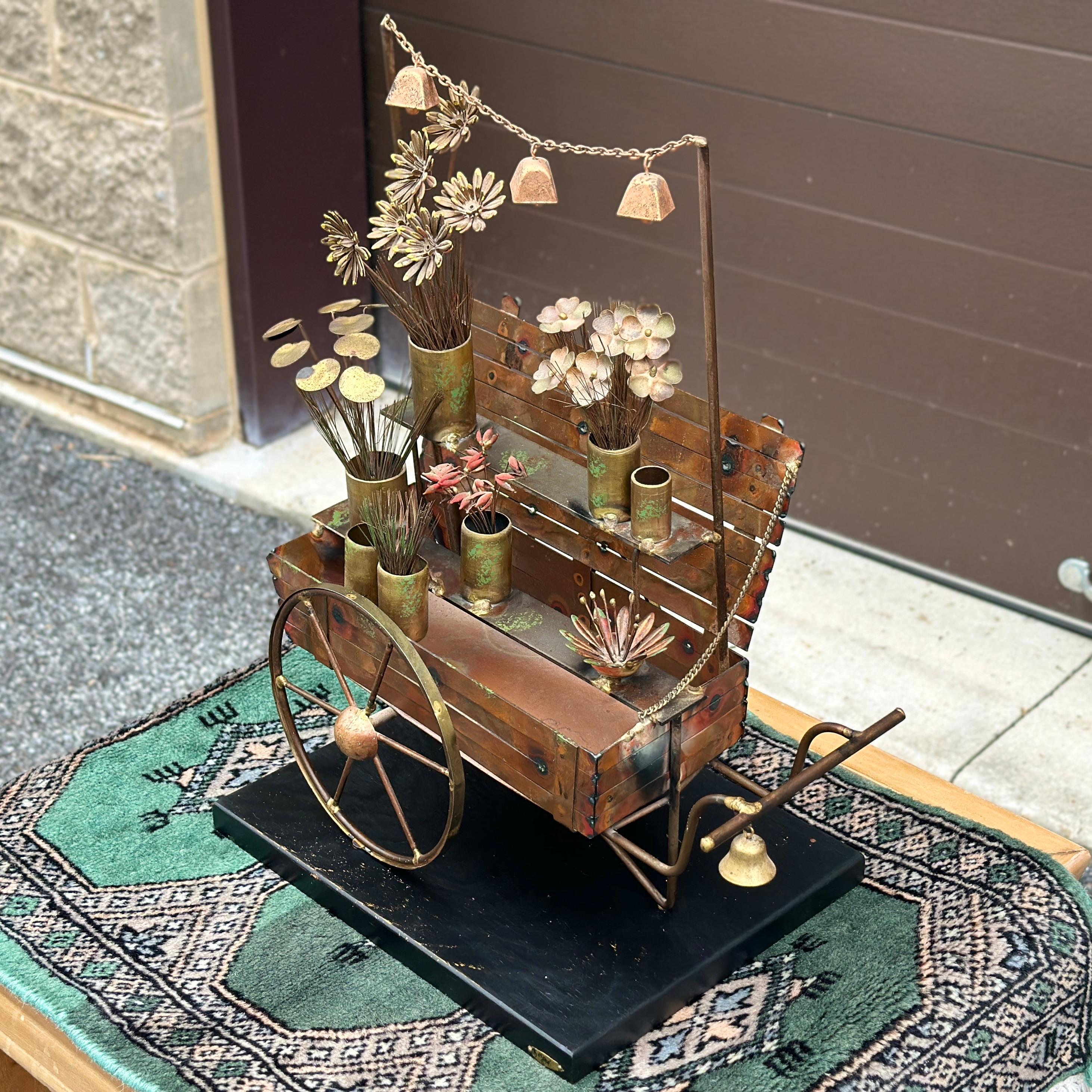 Mid-Century Modern Sculpture de chariot à fleurs en laiton et cuivre 3D signée Curtis Jere, vers les années 1960 en vente