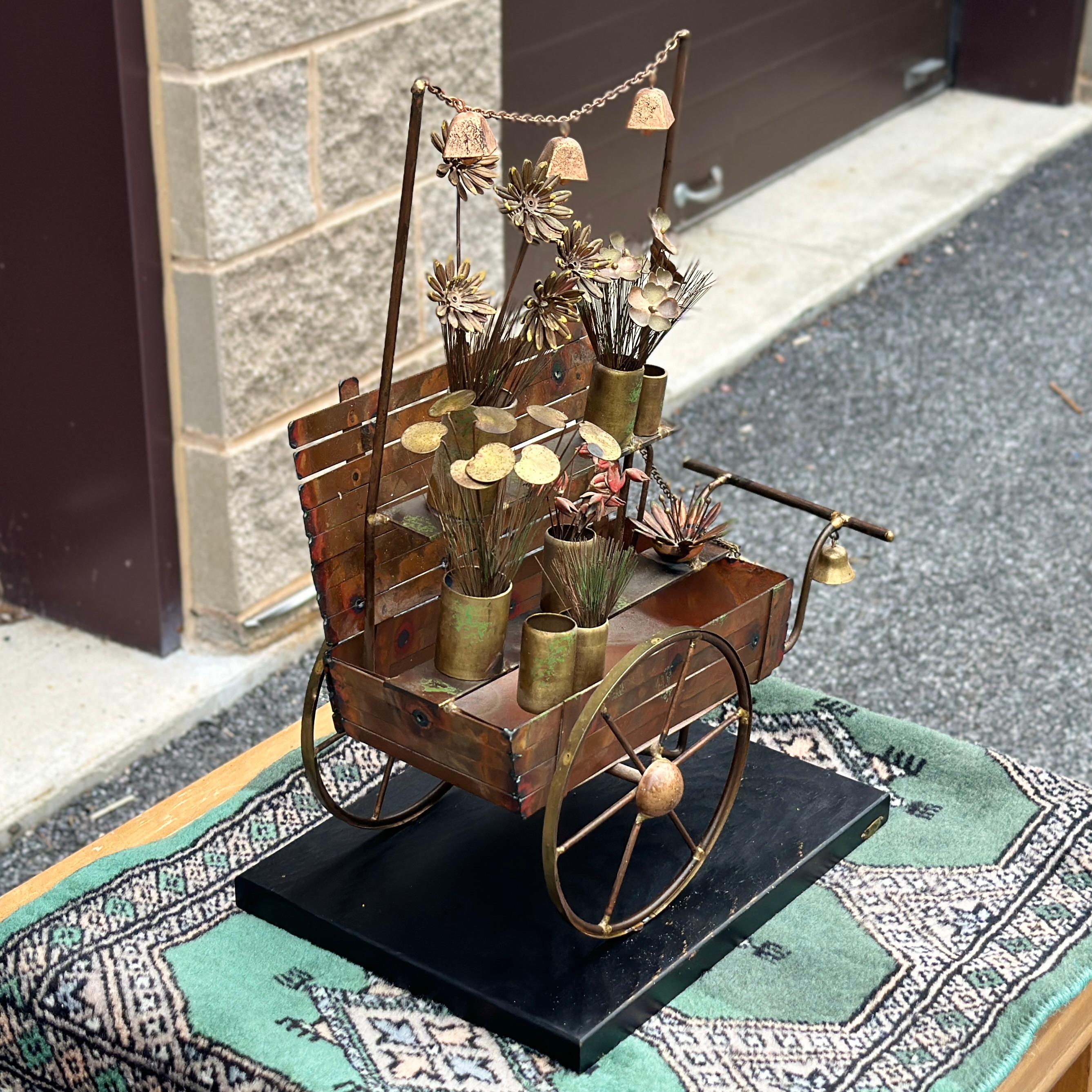 Américain Sculpture de chariot à fleurs en laiton et cuivre 3D signée Curtis Jere, vers les années 1960 en vente