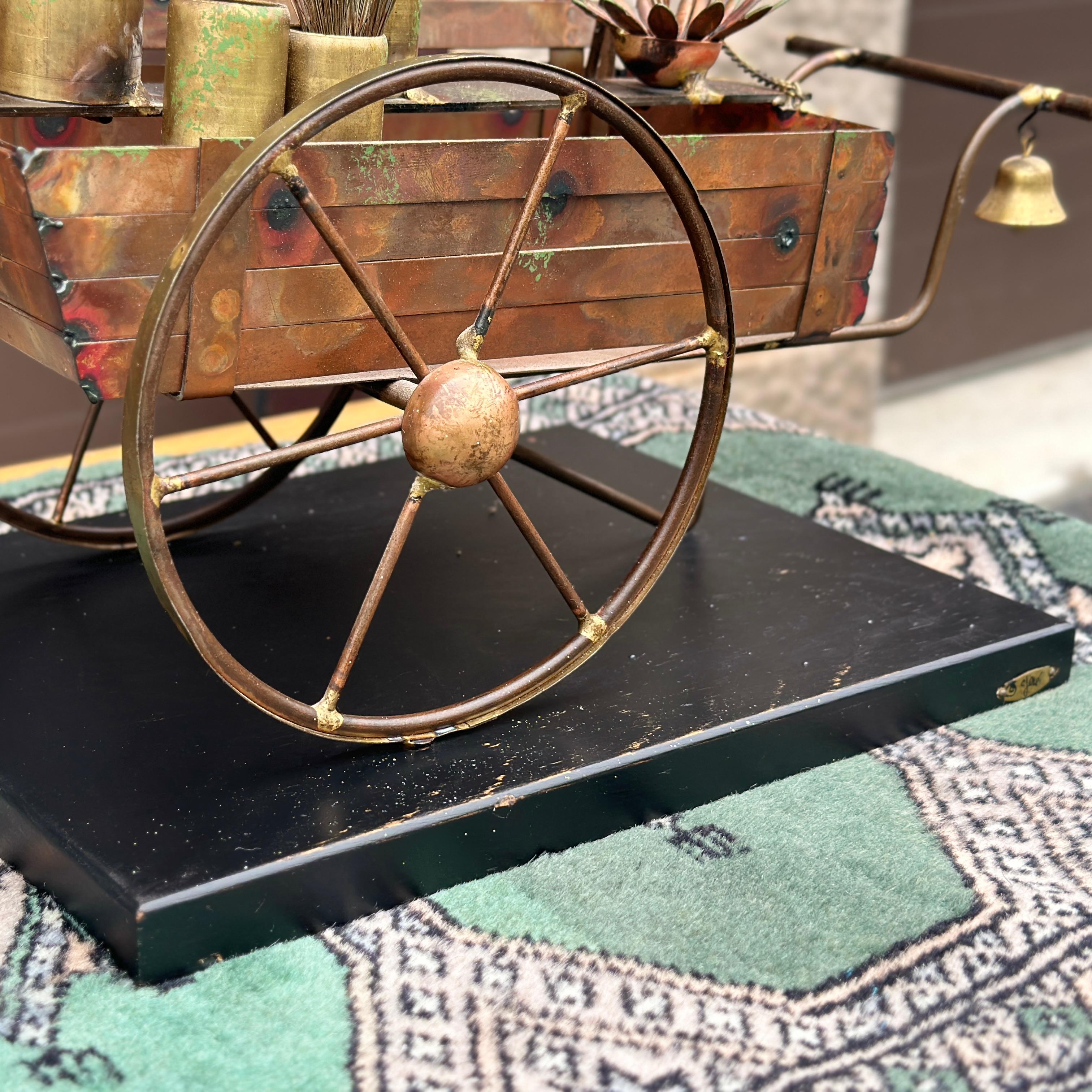 Fait main Sculpture de chariot à fleurs en laiton et cuivre 3D signée Curtis Jere, vers les années 1960 en vente