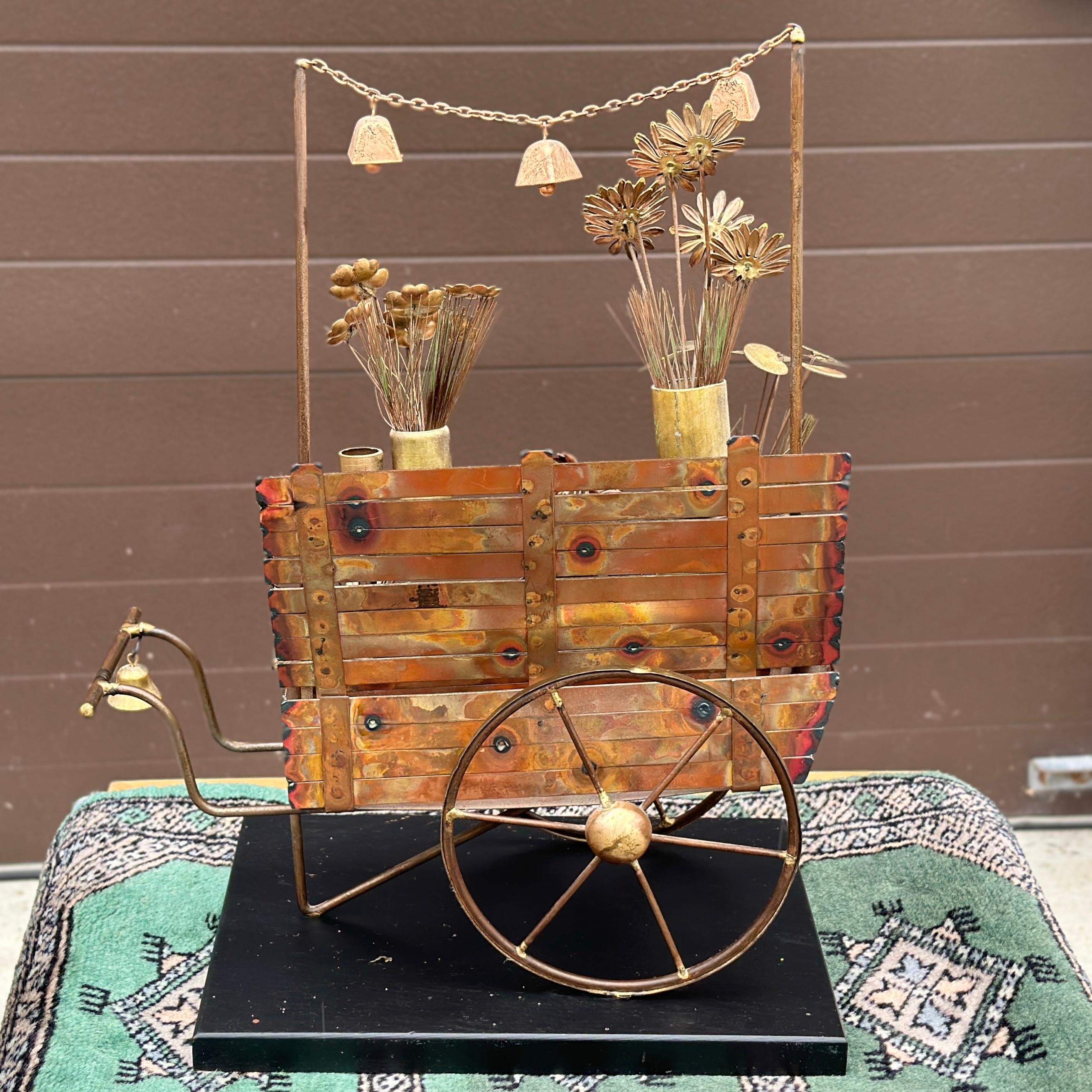 Milieu du XXe siècle Sculpture de chariot à fleurs en laiton et cuivre 3D signée Curtis Jere, vers les années 1960 en vente